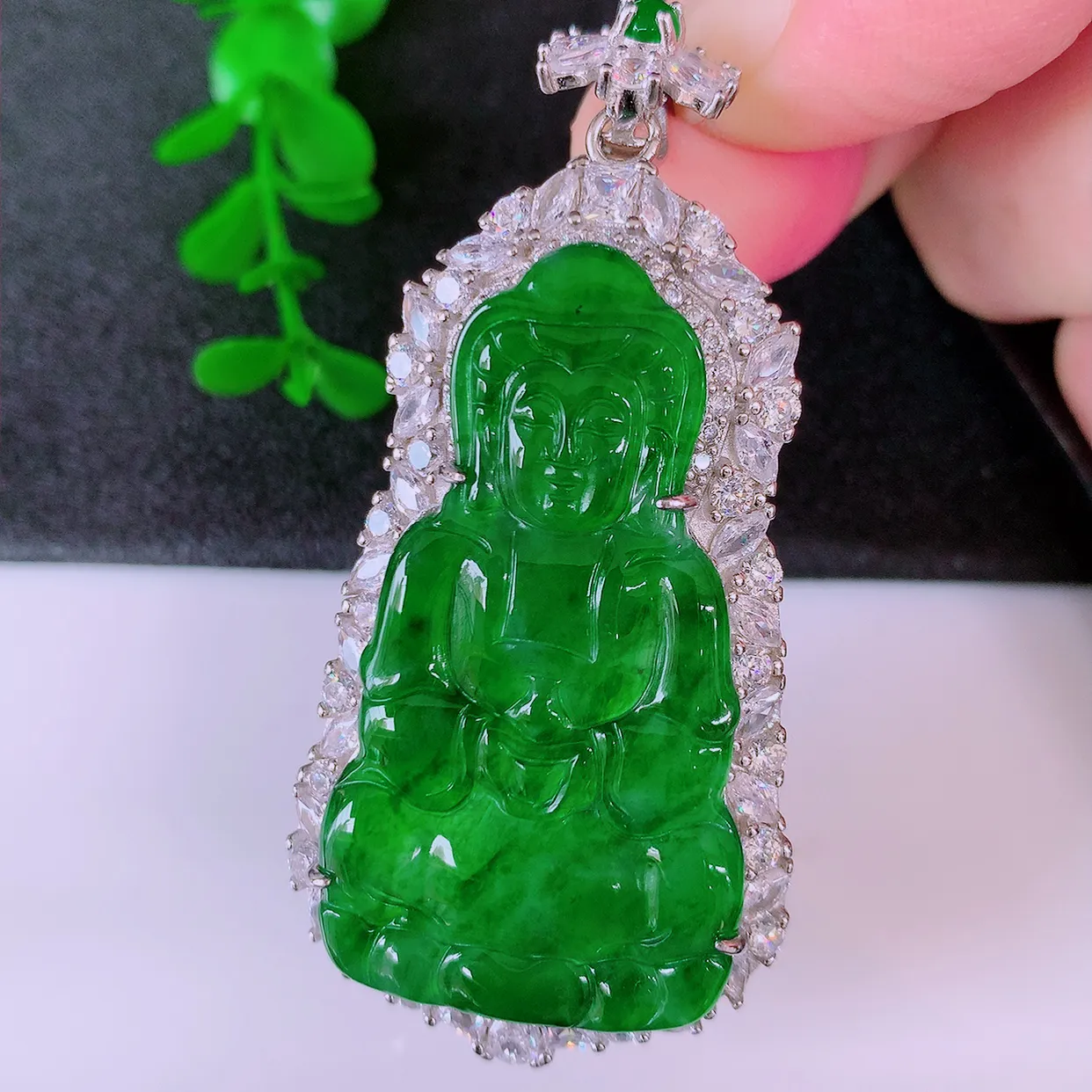冰透满绿翡翠925银镶嵌观音吊坠，自然光实拍，翠色灵动，颜色漂亮，种老水足，品相佳，佩戴佳品！#98.12整体61.5*29.5*11.5裸石42.5*23.5