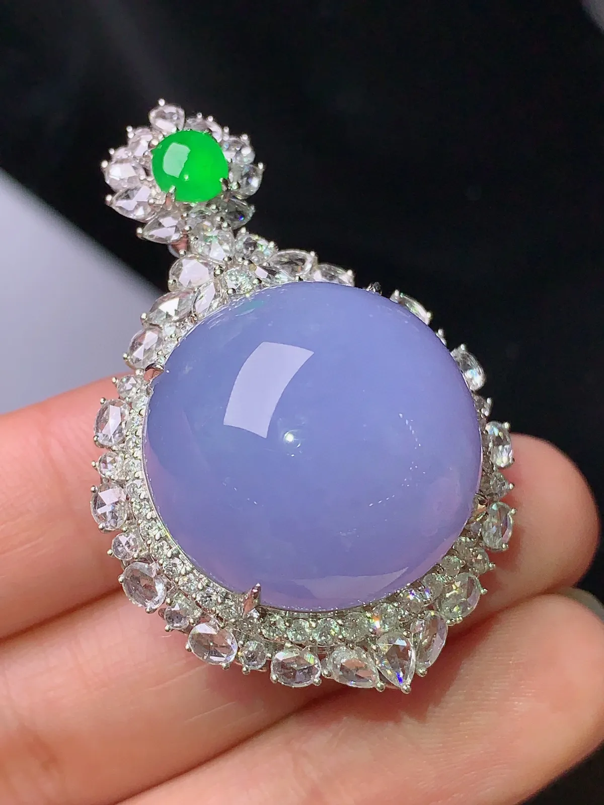 18k金钻镶嵌紫罗兰蛋面吊坠 玉质细腻 色泽清新艳丽 整体尺寸42.5*27.6*20