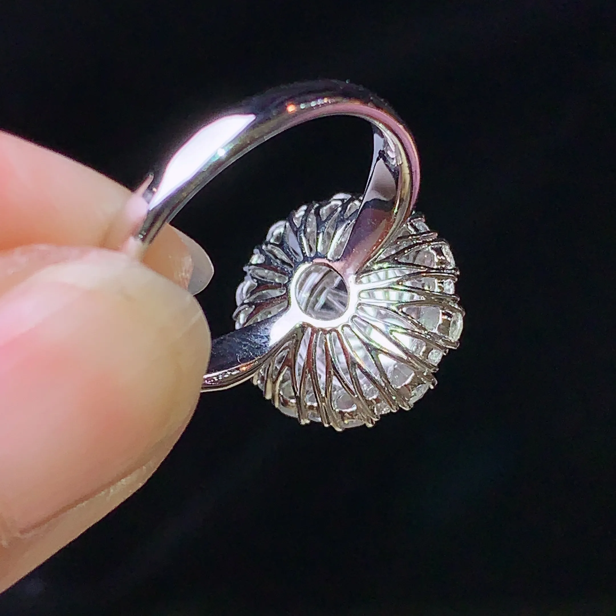 18k金钻镶嵌满绿蛋面戒指 玉质细腻 色泽清新艳丽 圈口13 整体尺寸14.3*13.8*9.3