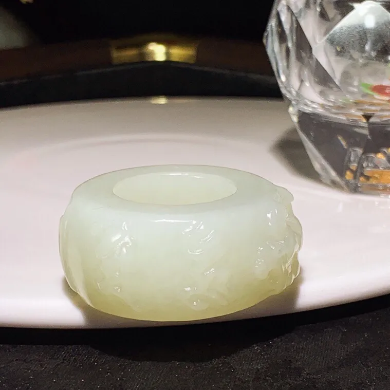 新疆和田玉守护心经扳指。内经22尺寸19/43/16重51.8克。玉质细腻油润。手推出油。佩戴高端典雅。lt251115