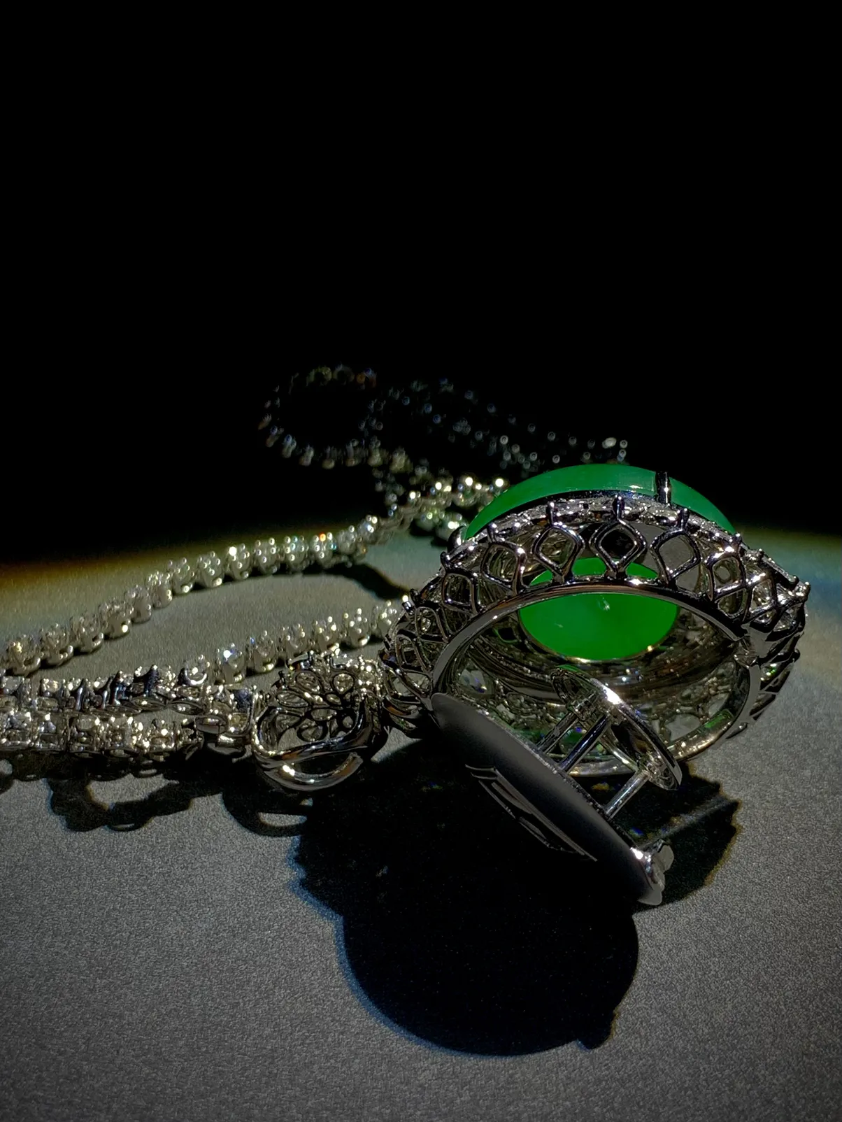 绿平安扣子吊坠套链，
裸石 25-6.5mm，整体48.5-32-18mm，
18K金，南非钻，含链49.75g，