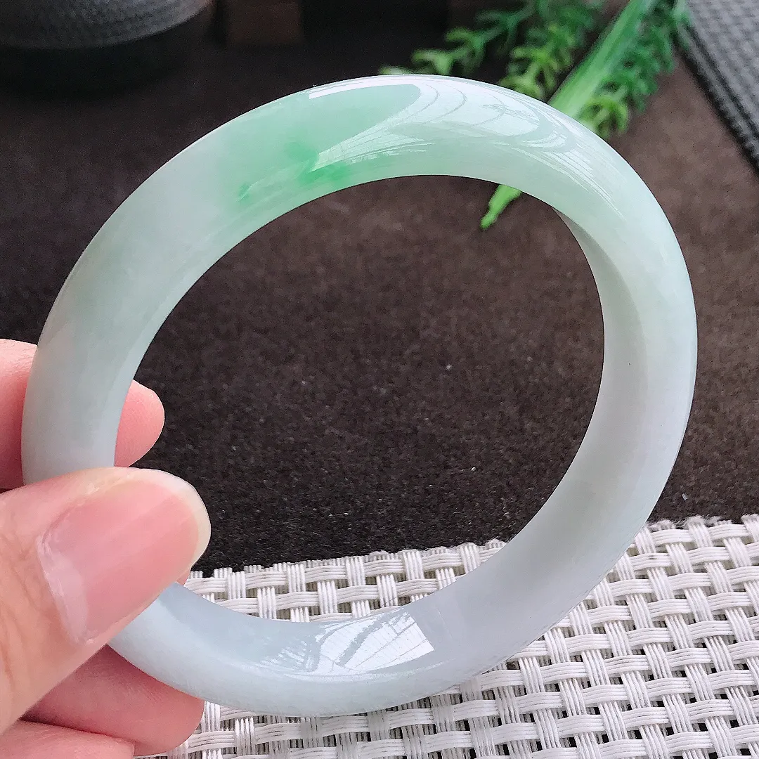 天然a货翡翠61.5/12.5/8:老坑冰润飘绿大圈口手镯宽边翡翠玉手镯