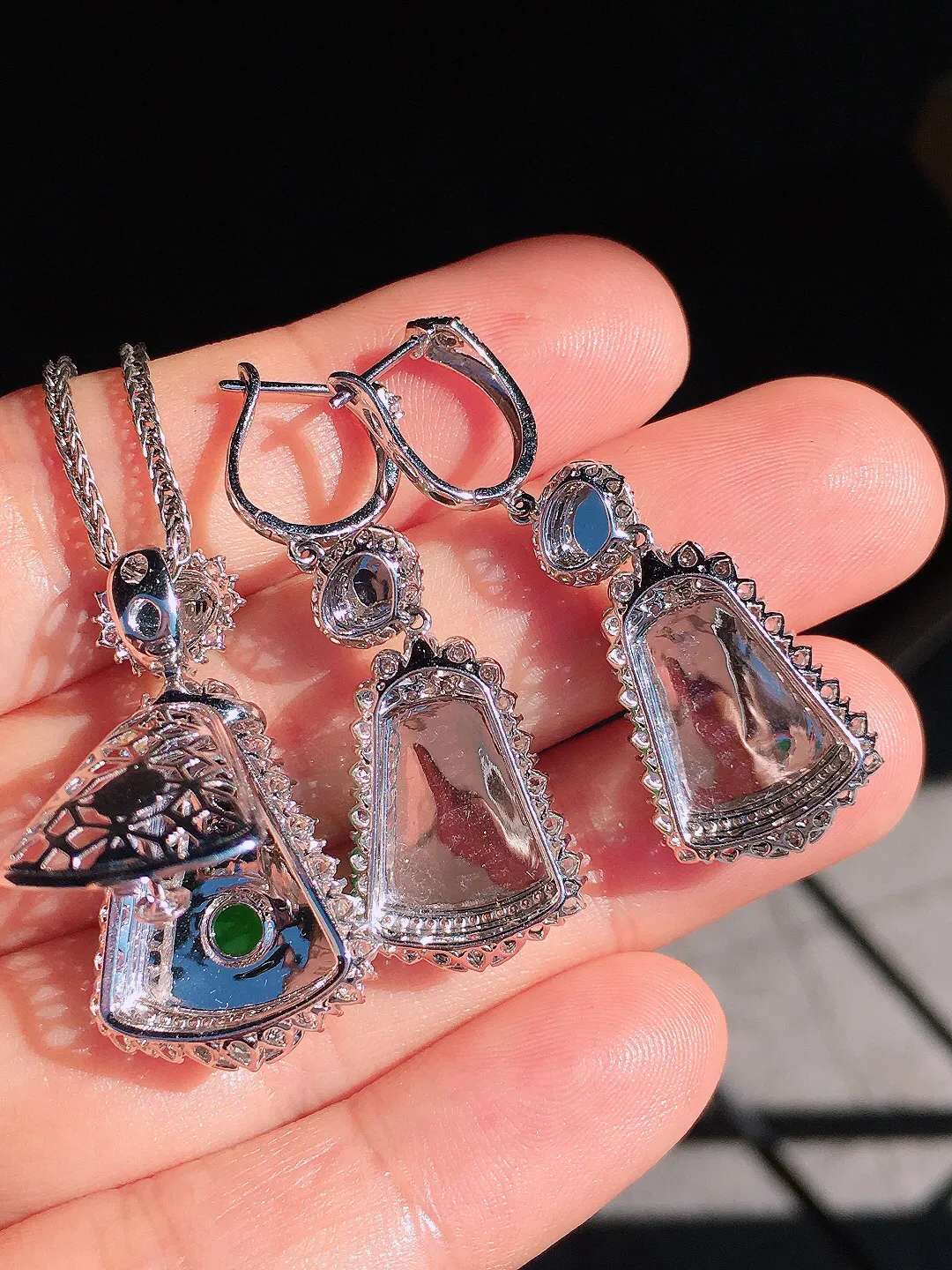 阳绿无事牌套装（吊坠+耳坠），色泽均匀艳丽，玉质细腻，荧光感超
强，饱满圆润，尽显优雅气质，18k
金豪华镶嵌