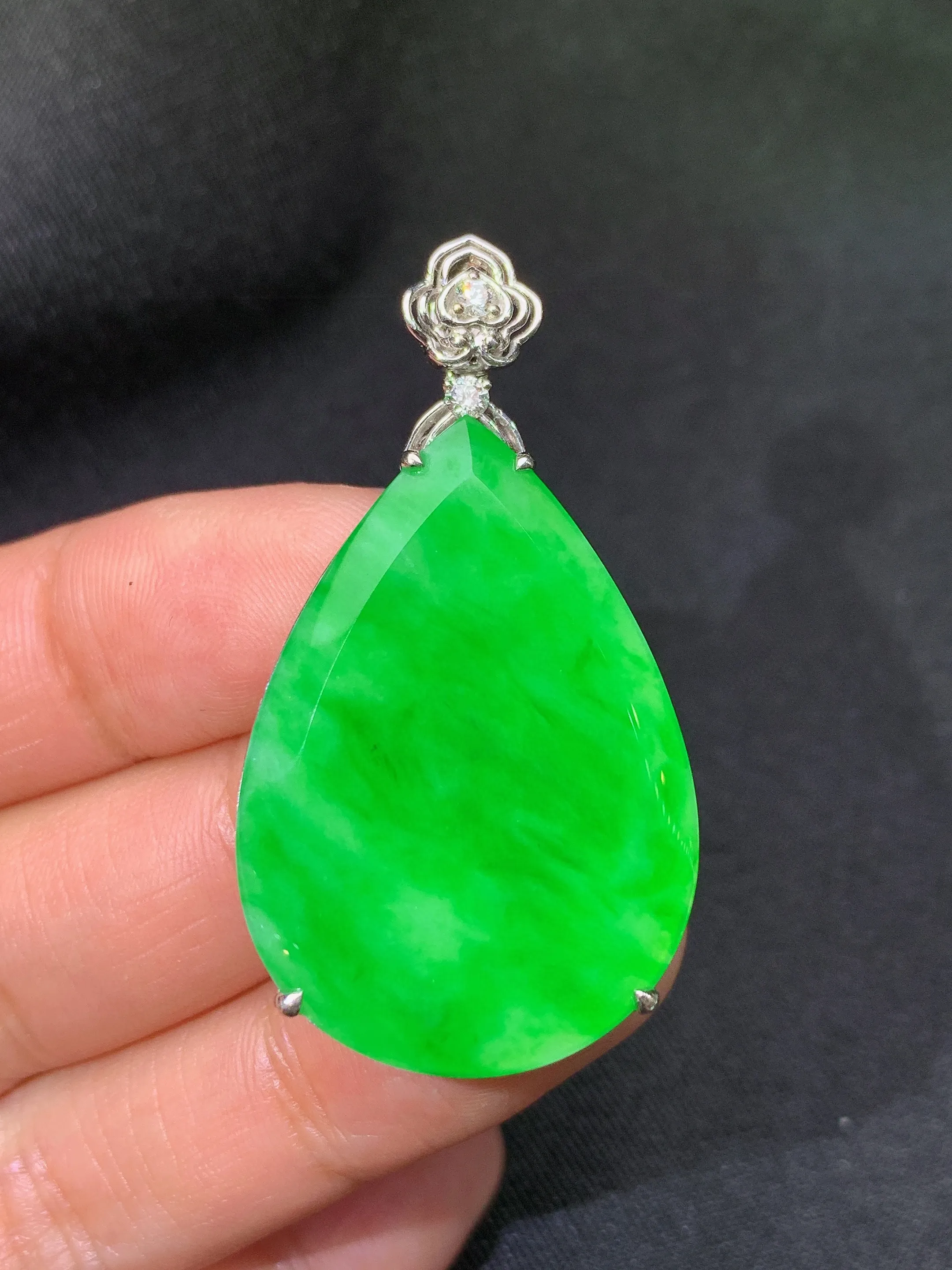 冰阳绿水滴吊坠，18k金镶嵌，冰润色阳，玉质细腻，种水足，整体尺寸43.6*24*6.3