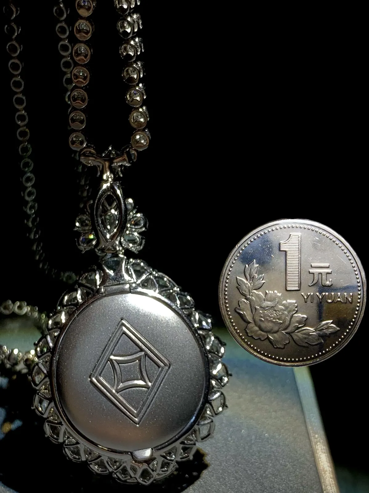 绿平安扣子吊坠套链，
裸石 25-6.5mm，整体48.5-32-18mm，
18K金，南非钻，含链49.75g，