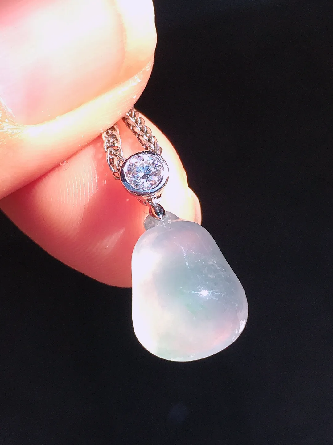 冰种福瓜吊坠，玉质细腻，荧光感超
强，饱满圆润，尽显优雅气质，18k
金豪华镶嵌