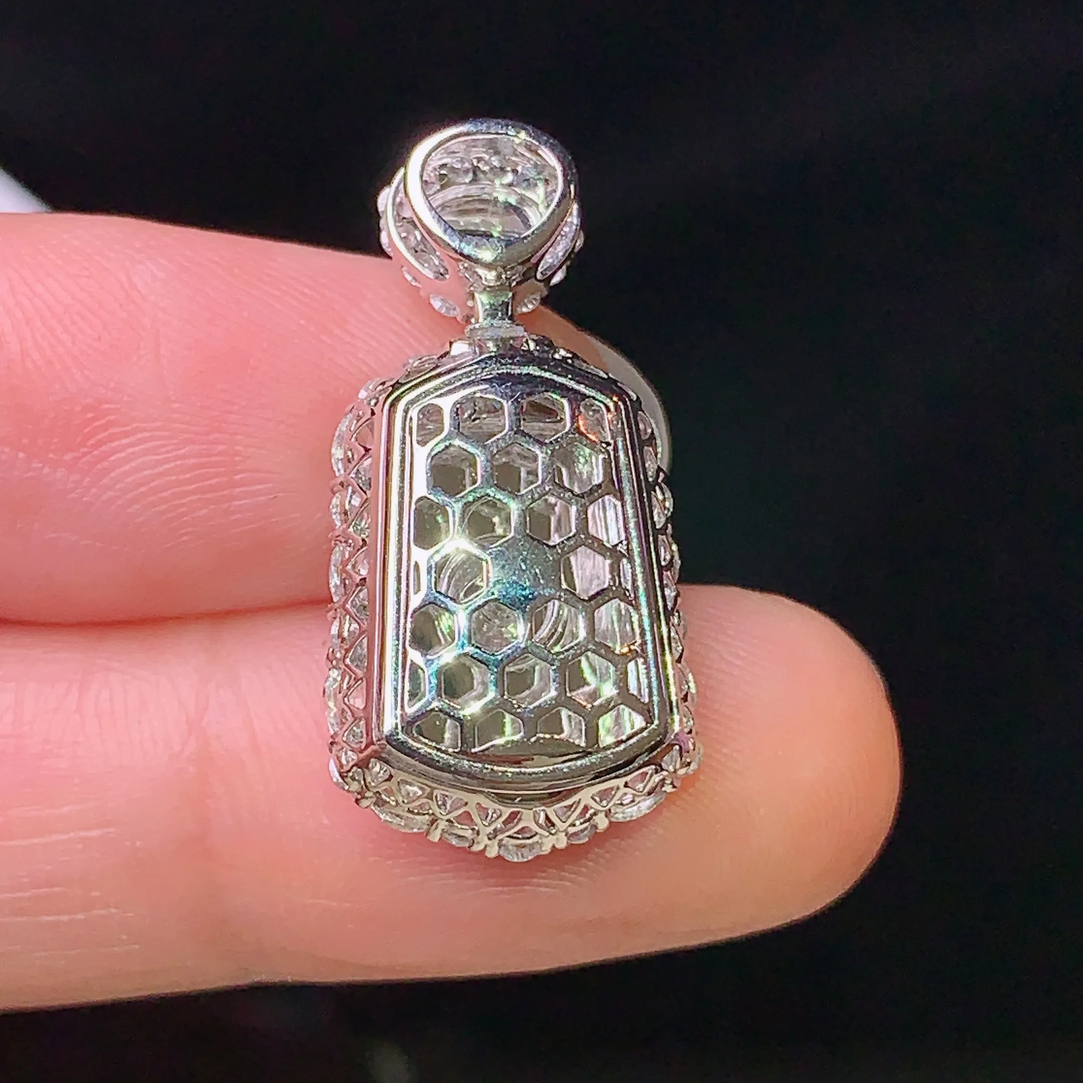 18k金钻镶嵌吊坠 玉质细腻 色泽清新艳丽 整体尺寸24.8*12.5*7.2