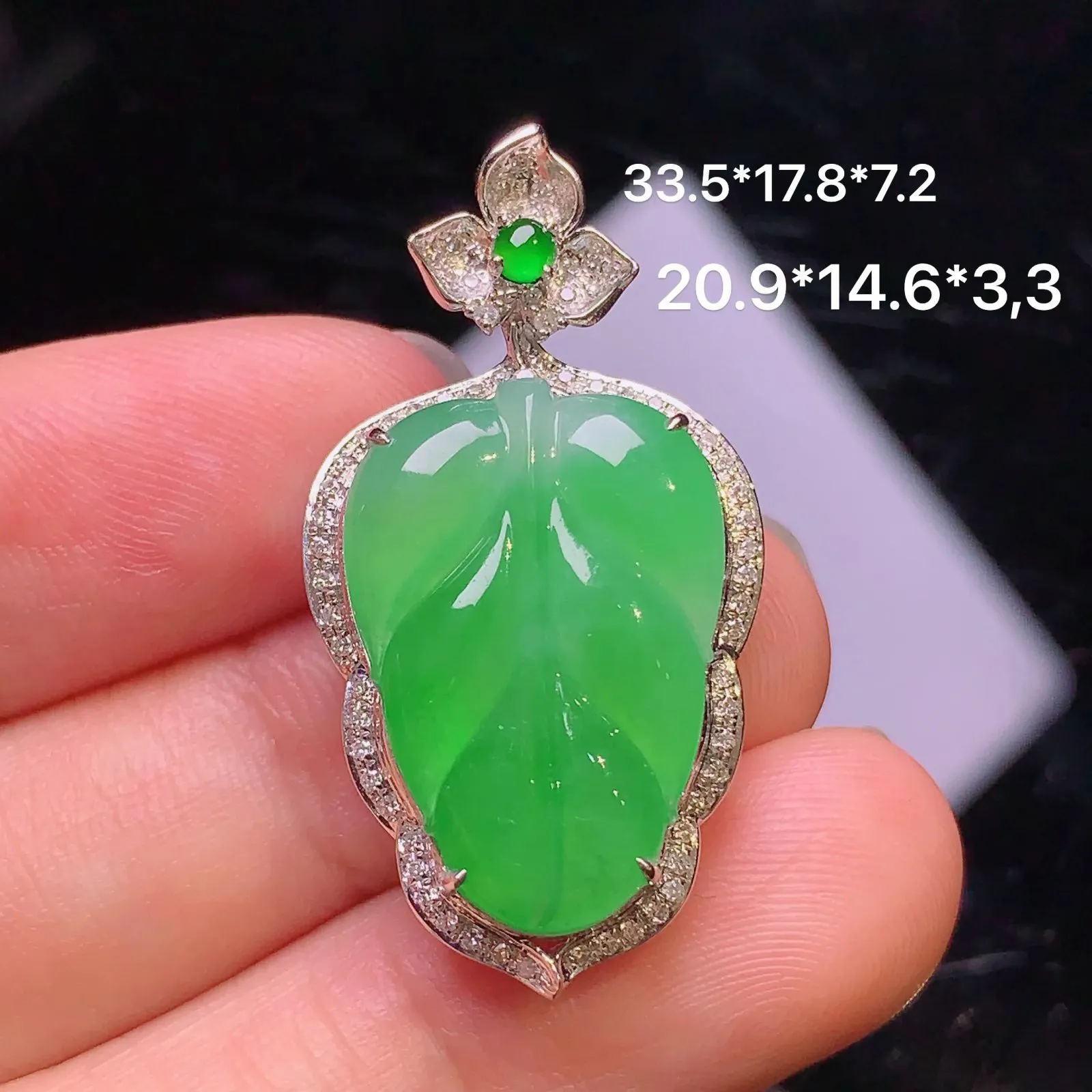 18k金钻镶嵌翠绿树叶吊坠玉质细腻 色泽清新艳丽 整体尺寸33.5*17.8*7.2