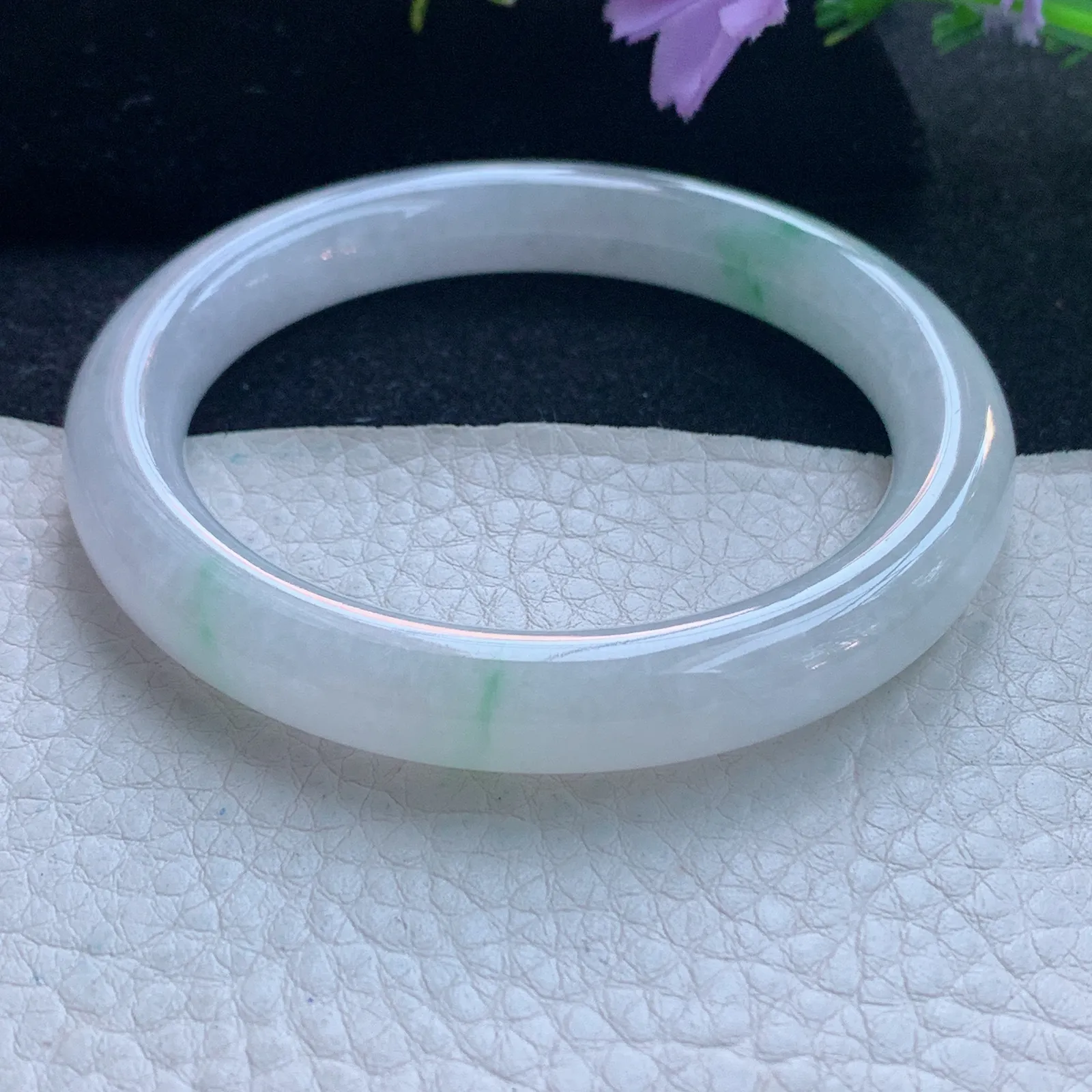 n自然光53.8*9.3*8.8美人镯 缅甸翡翠玉手镯飘绿花圆条玉手环