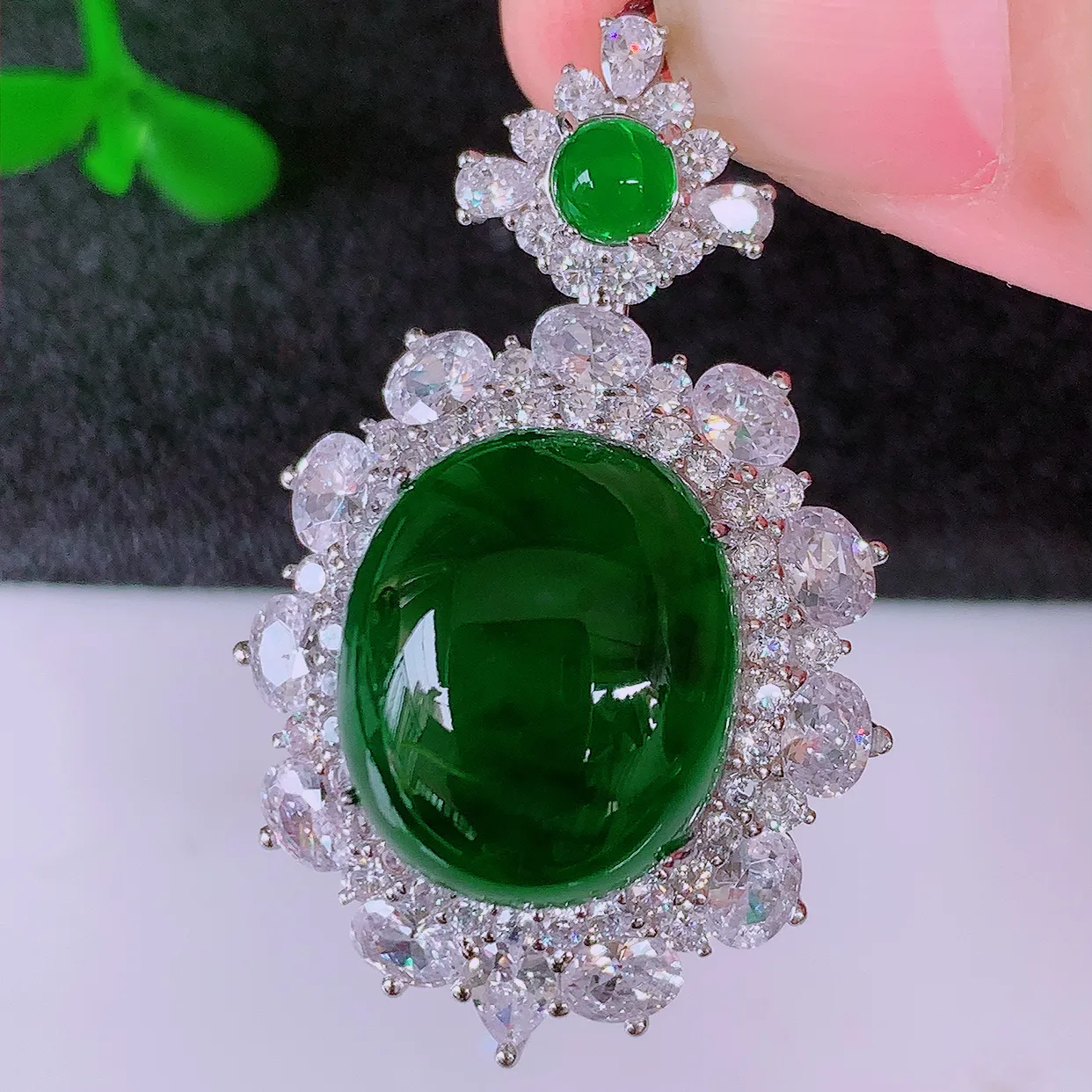 大颗冰透满绿翡翠蛋面925银镶嵌吊坠，自然光实拍，翠色灵动，颜色漂亮，种老水足，品相佳，佩戴佳品！#98.12整体35*22*12.2裸石15-12.5