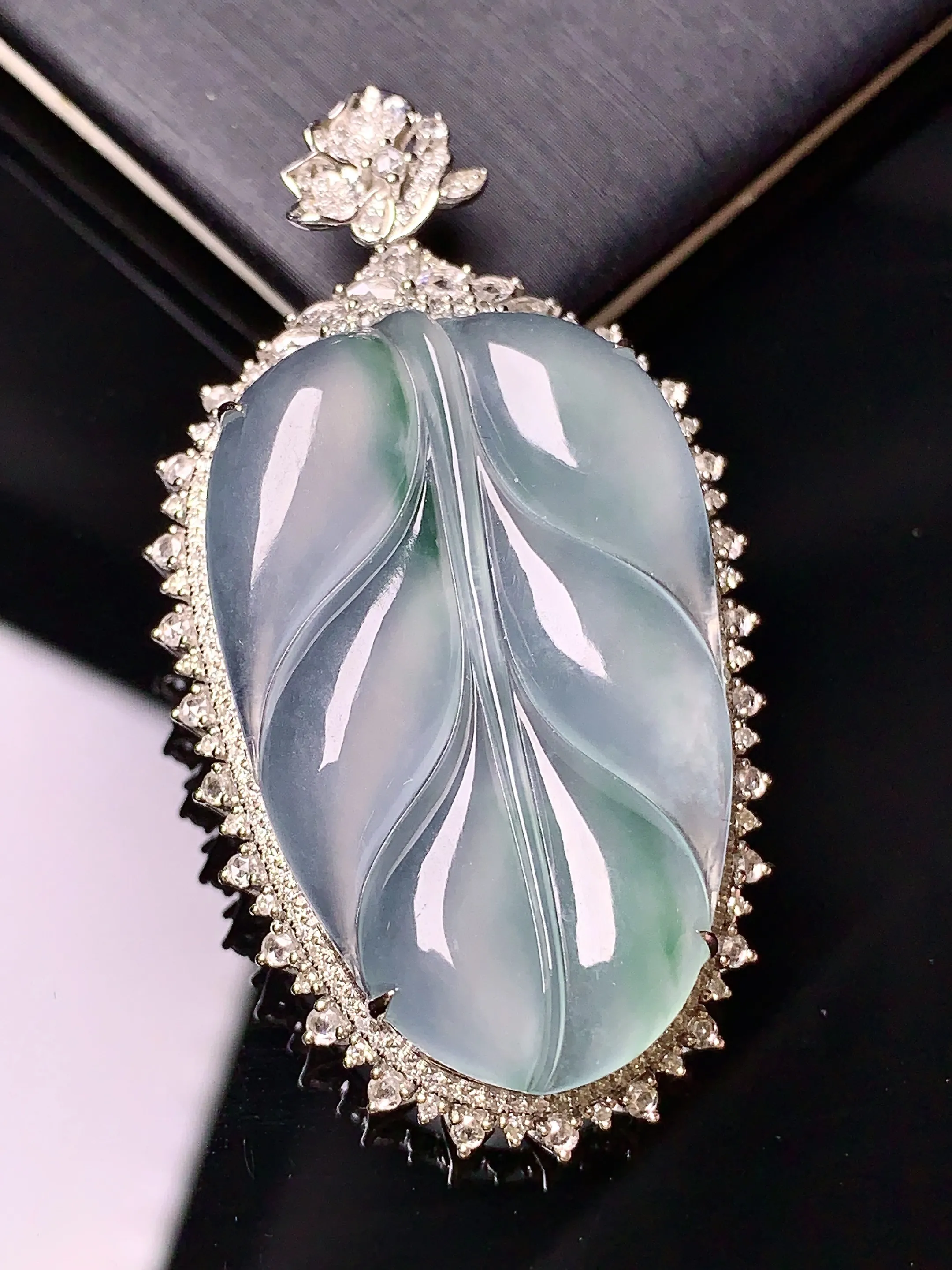 18k金钻镶嵌冰种飘绿树叶吊坠 玉质细腻 色泽清新艳丽 整体尺寸50.5*27.5*10