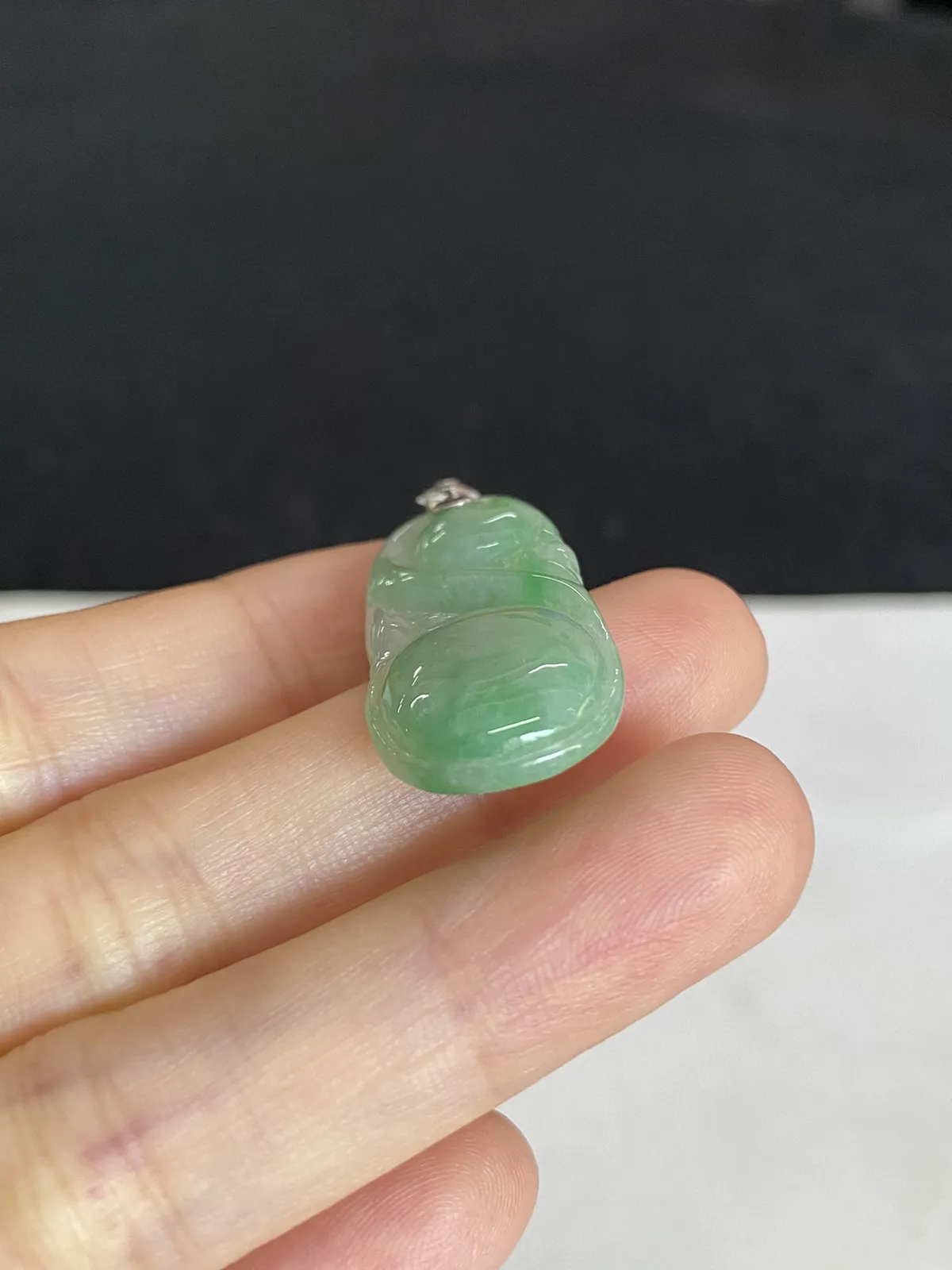 翡翠糯化种浅绿色吊坠，印记：G18K