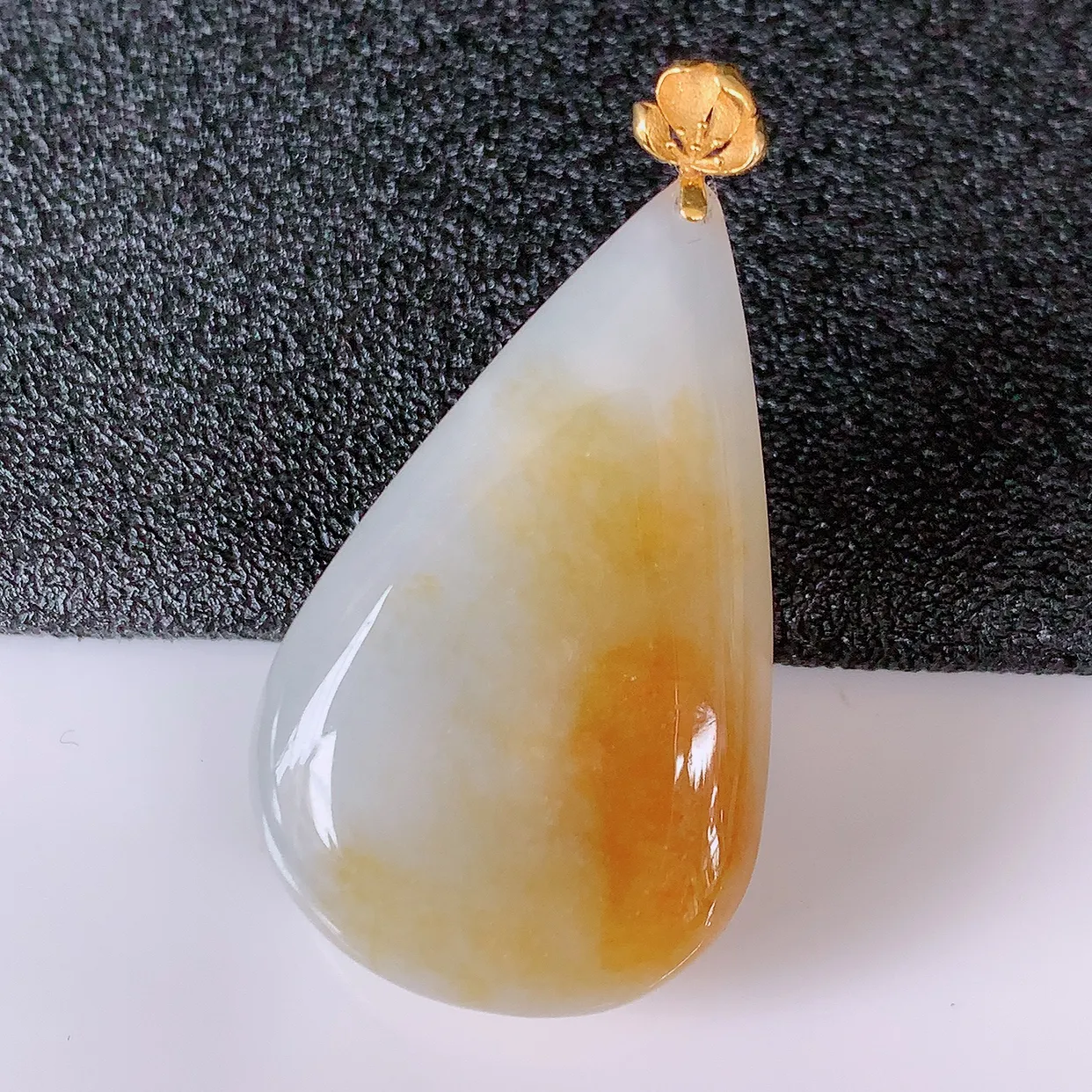 18k金镶嵌冰润黄翡双彩翡翠水滴吊坠，款式新颖时尚，日常百搭的款。清秀高雅，佩戴优雅高贵！#94.1