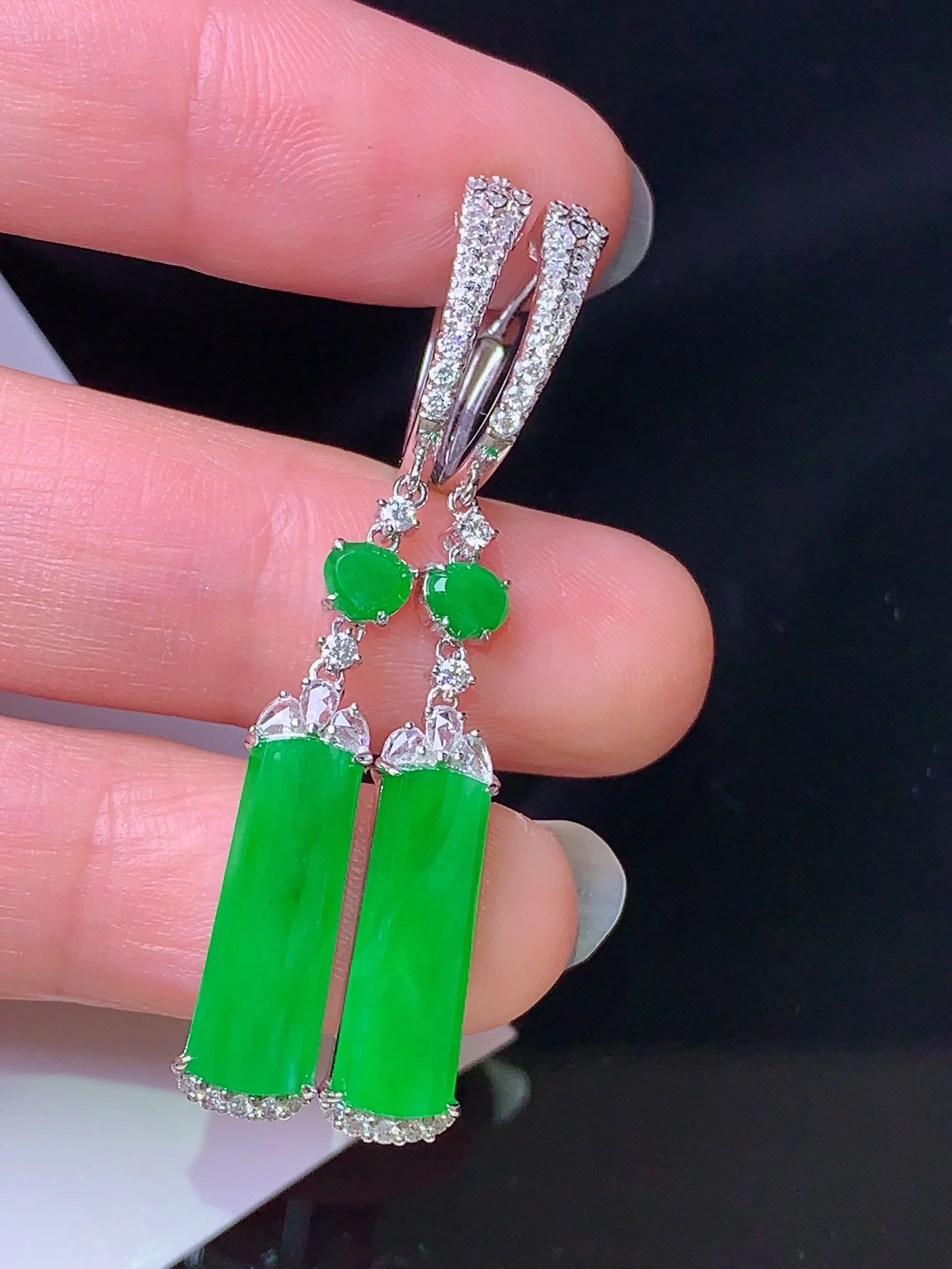 18k金钻镶嵌满绿无事牌耳坠 玉质细腻 色泽清新艳丽 整体尺寸46.6*6.8*4