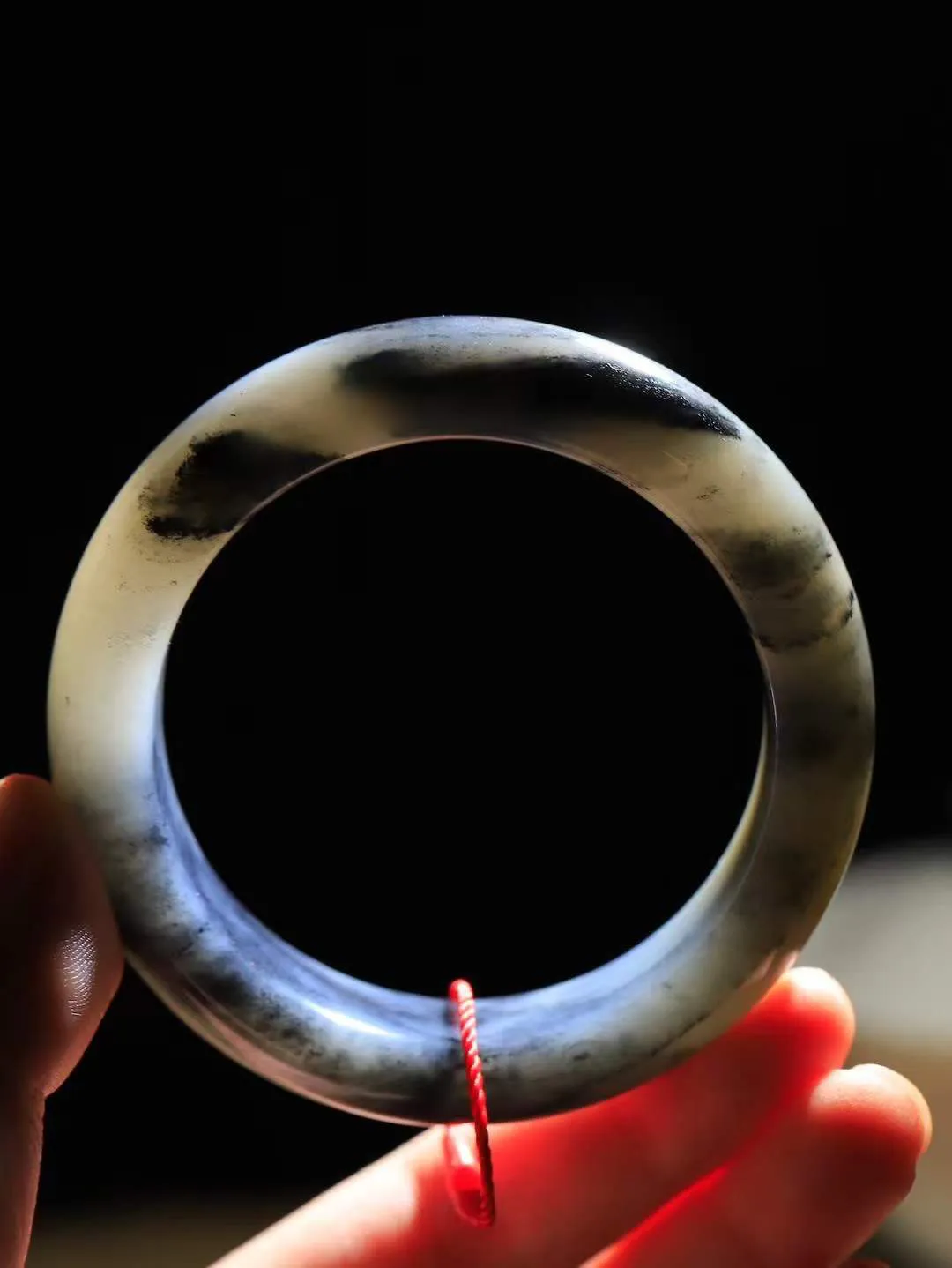 【籽.水墨风情.手镯】

新疆和田籽料青花手镯 玉质细腻饱满，镯型大气，脂感油润。青花晕染轻淌，让人迷醉其中，就如身在云雾飘渺的群山之中，雾气升腾～重98.3克 尺寸58.5-17.8-10.6mm FDT-77110700