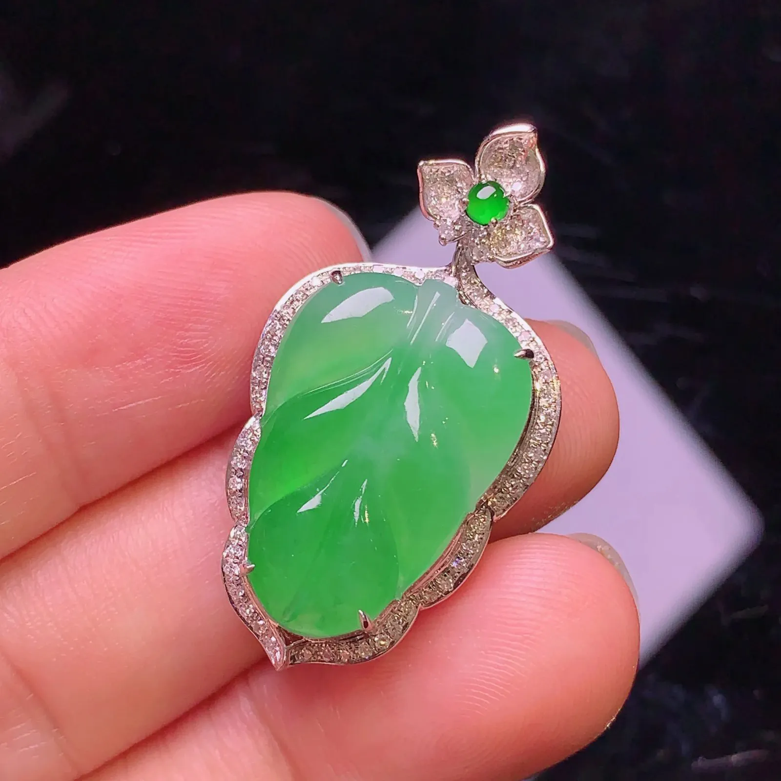 18k金钻镶嵌翠绿树叶吊坠玉质细腻 色泽清新艳丽 整体尺寸33.5*17.8*7.2