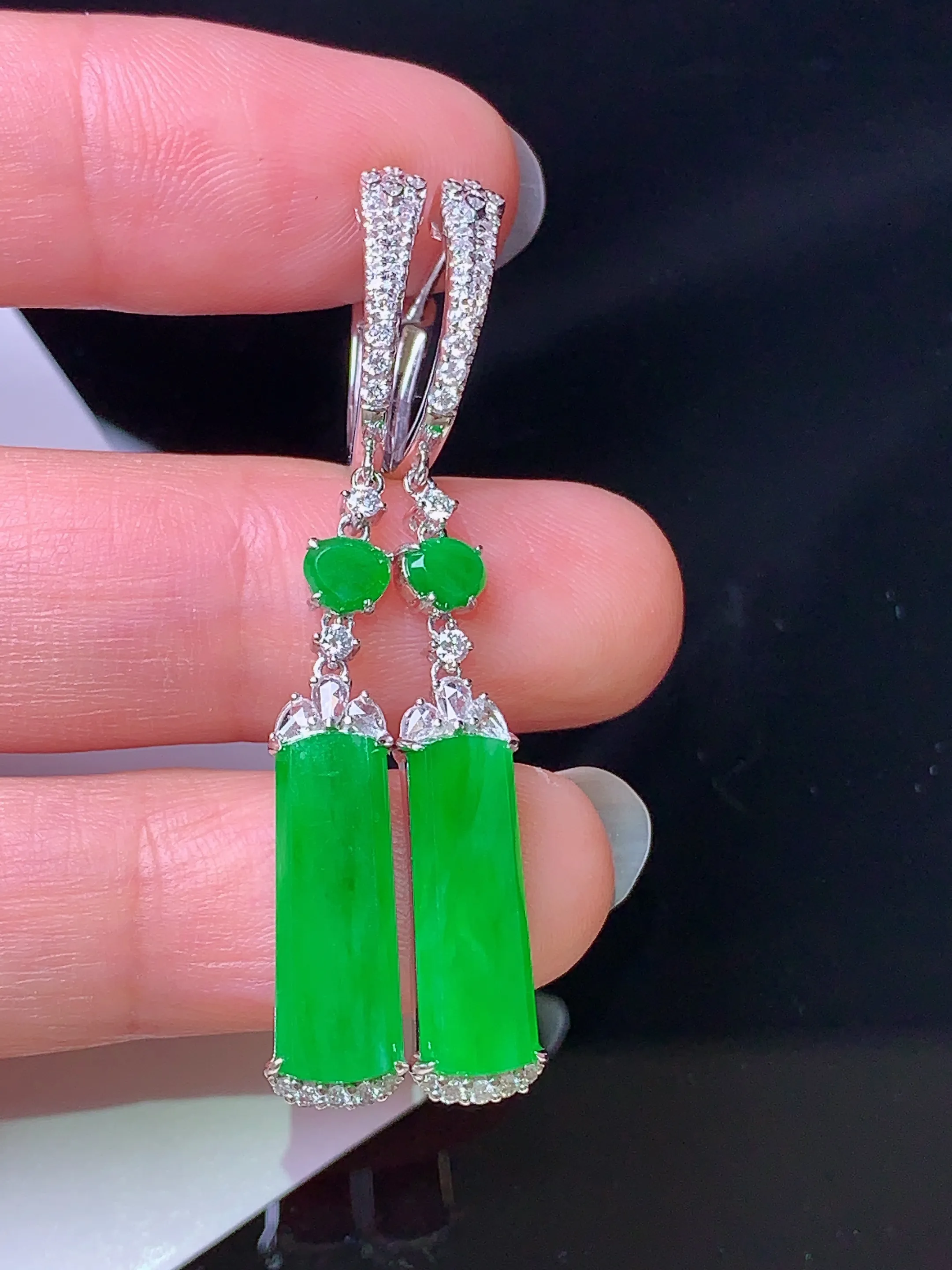 18k金钻镶嵌满绿无事牌耳坠 玉质细腻 色泽清新艳丽 整体尺寸46.6*6.8*4