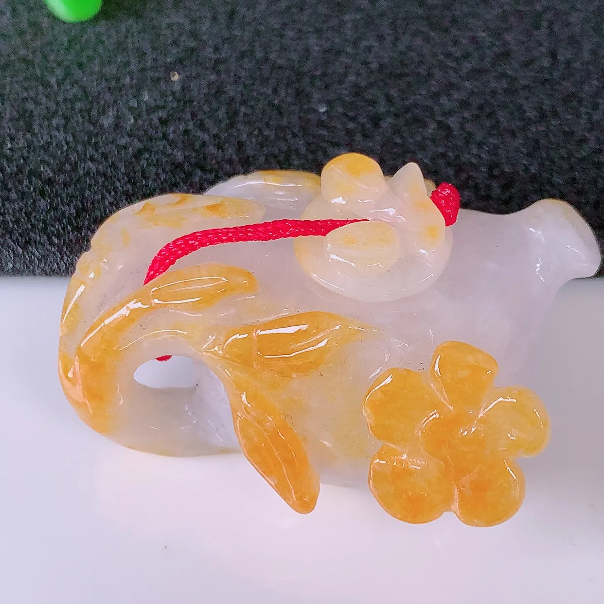 自然光实拍，水润黄翡双彩翡翠茶壶，翠色灵动，玉质细腻，颜色漂亮，品相佳，佩戴佳品！#01.12