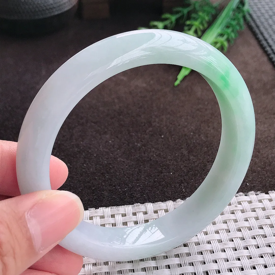 天然a货翡翠61.5/12.5/8:老坑冰润飘绿大圈口手镯宽边翡翠玉手镯