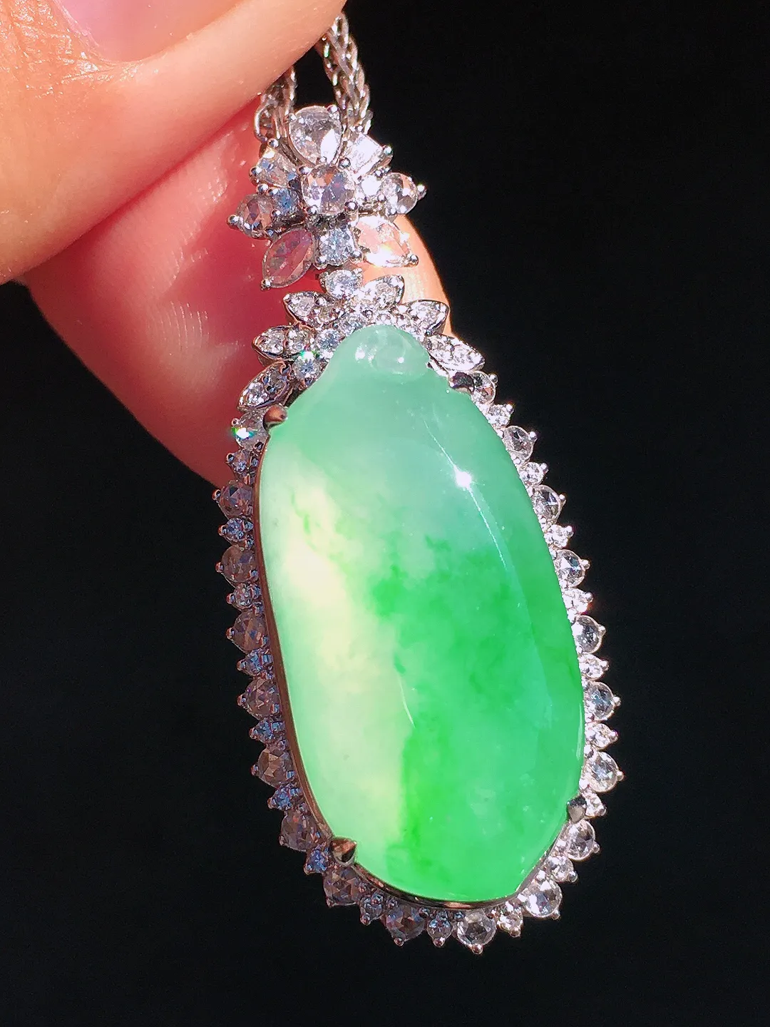 飘绿福瓜吊坠，色泽艳丽，玉质细腻，荧光感超
强，饱满圆润，尽显优雅气质，18k
金豪华镶嵌