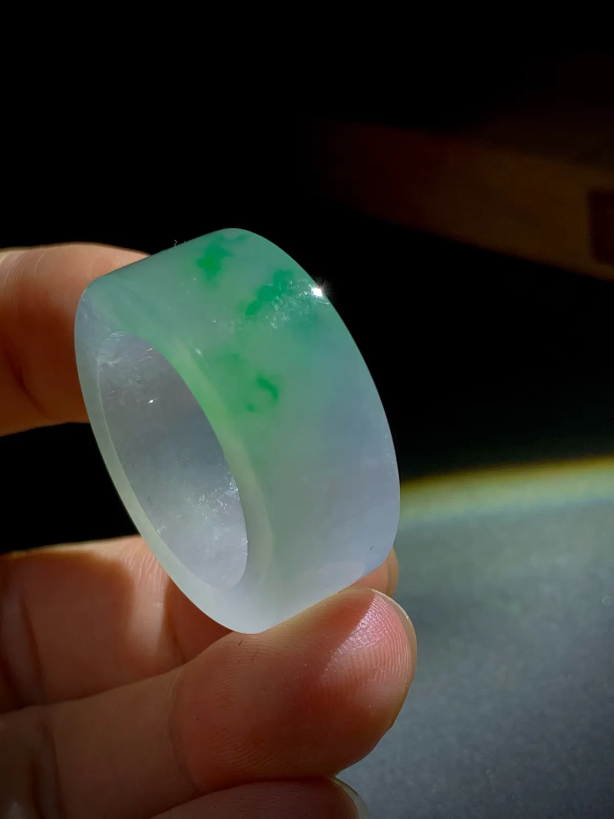 绿花宽版扳指，指环，圈戒，
内径28-宽11.8-厚5.2mm，23#，
15.25g