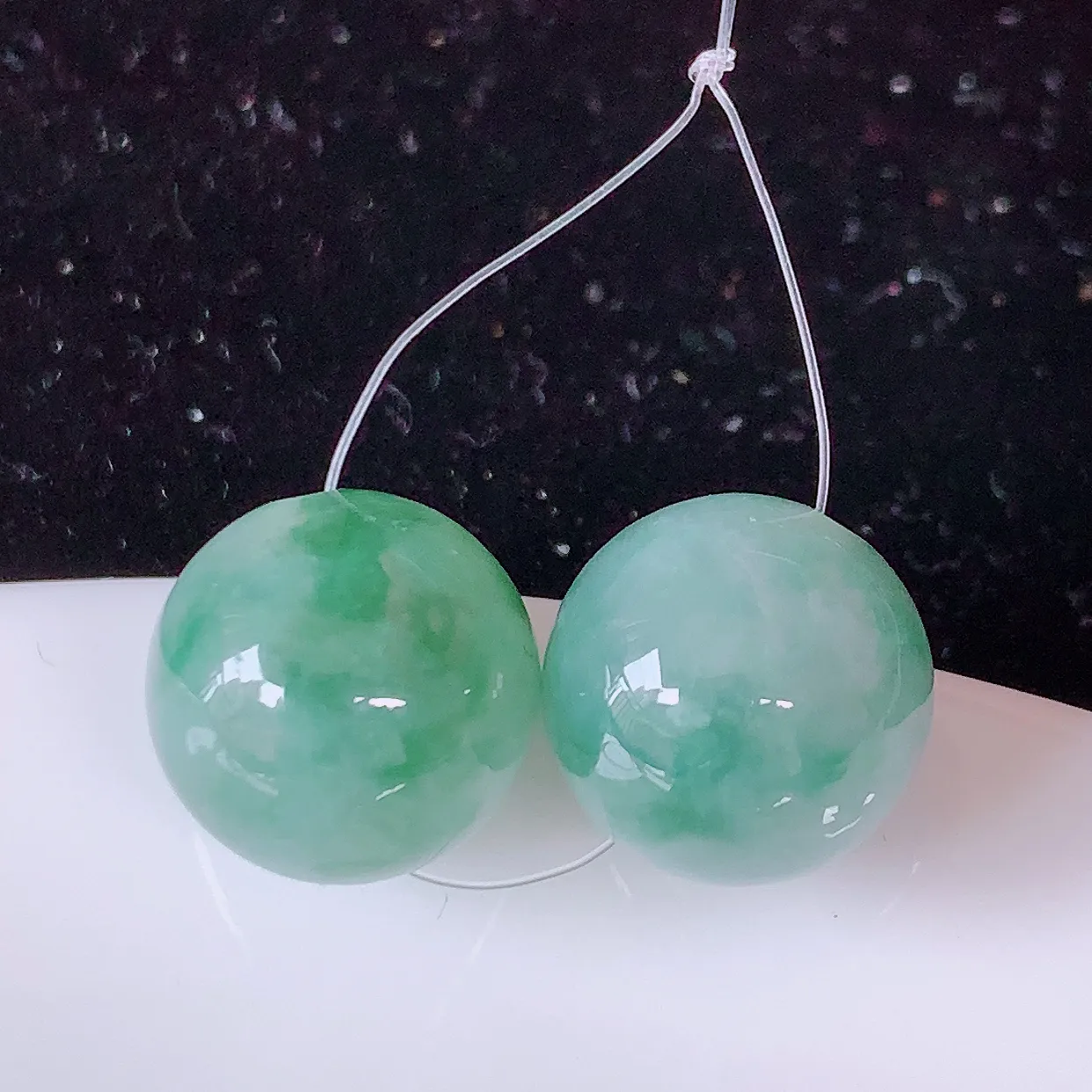 自然光实拍，冰飘花翡翠一对转运珠，路路通吊坠，寓意“时来运转，财源滚滚” 寓意佳，荧光灼灼，转运珠佩戴时尚优雅！#49.12