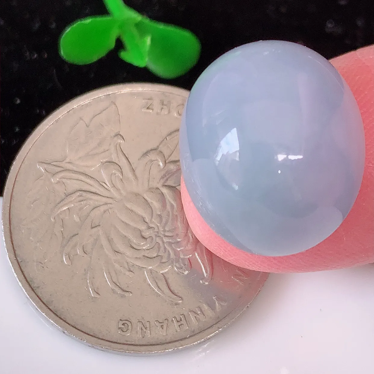 自然光实拍，大颗水润紫罗兰翡翠戒面，蛋面，翠色灵动，玉质细腻，颜色漂亮，品相佳，佩戴佳品！#00.12尺寸17*14.5*9.6mm