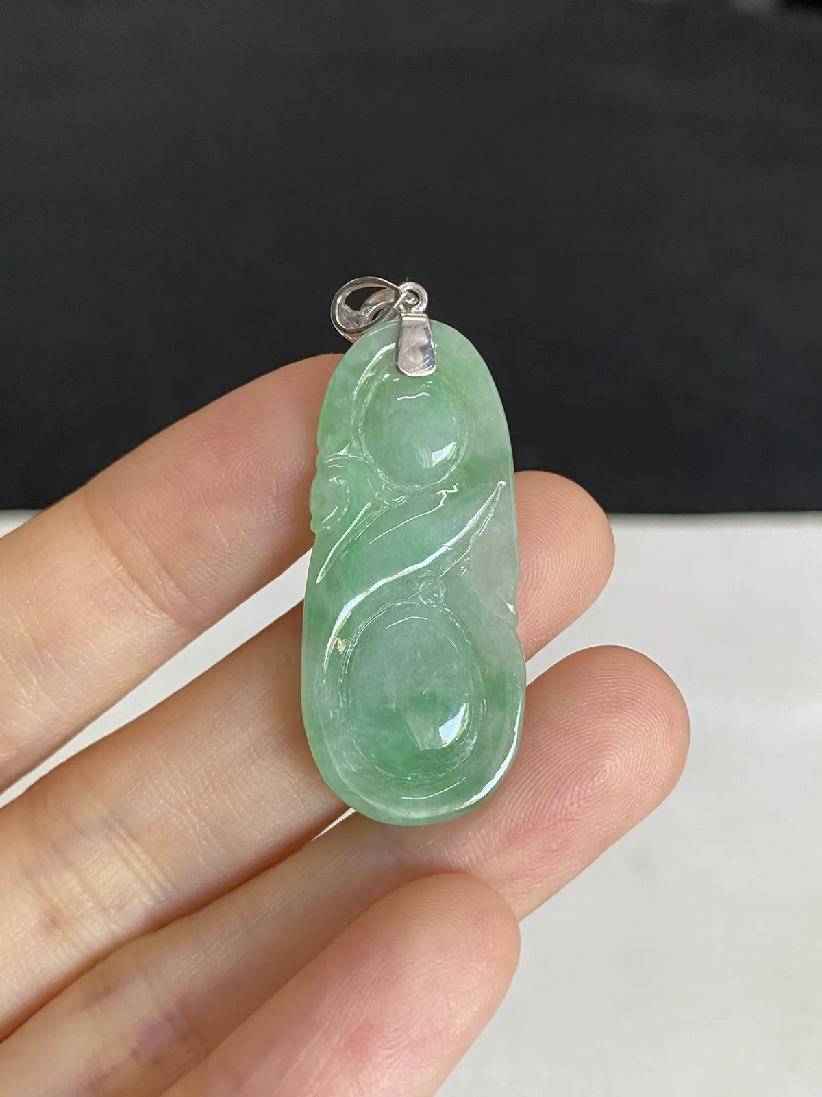 翡翠糯化种浅绿色吊坠，印记：G18K