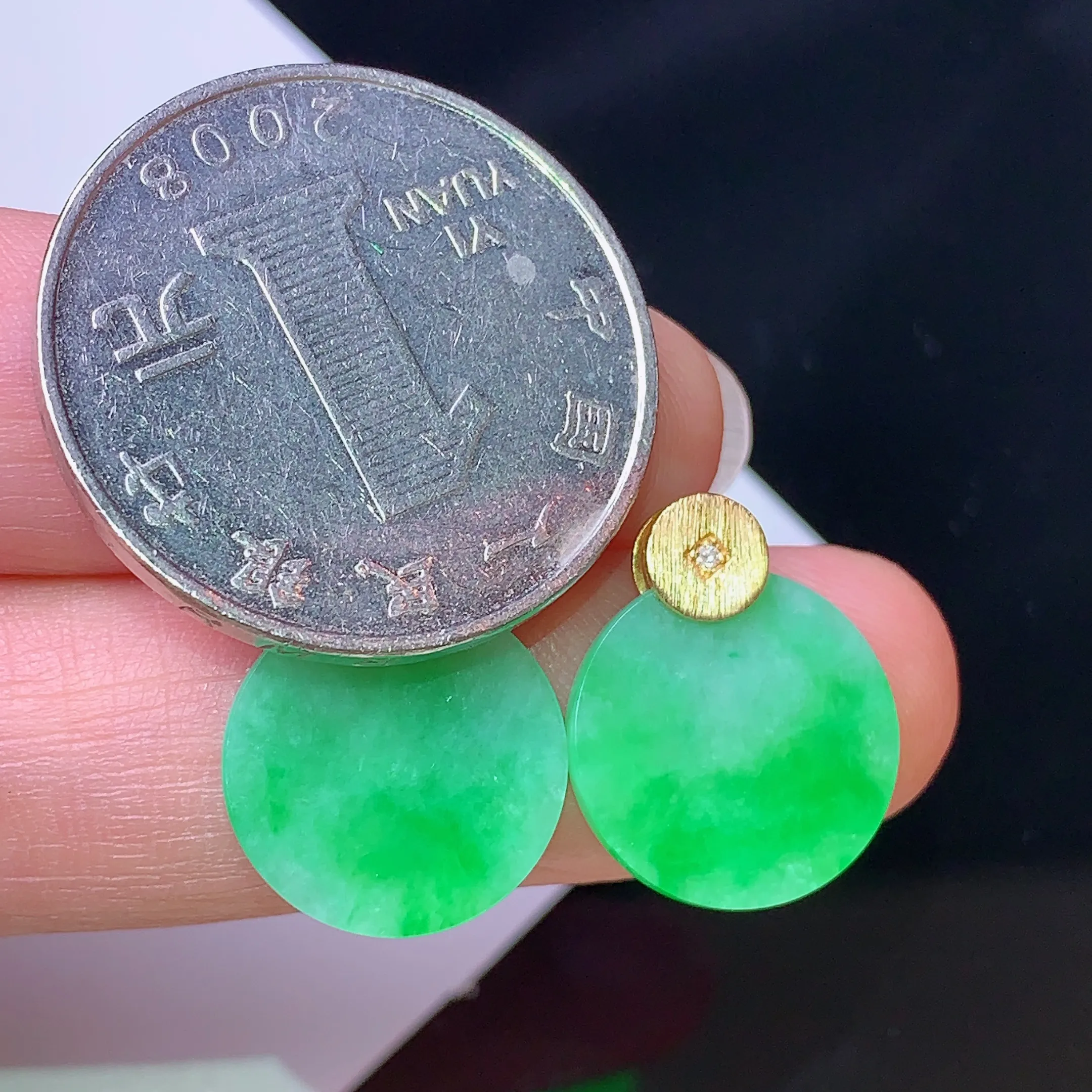 18k金镶嵌翠绿圆牌耳钉 玉质细腻 色泽清新艳丽 整体尺寸16.7*13.6*2