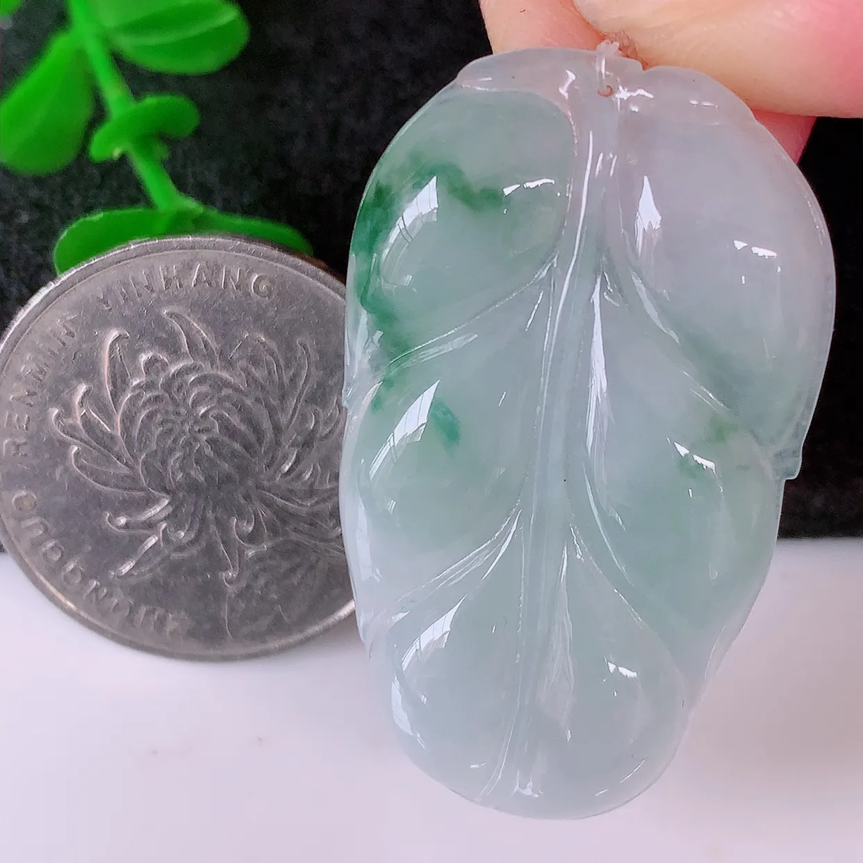 自然光实拍，冰种飘花翡翠叶子吊坠 ，种水足，色泽清新，工艺精湛，叶子寓意美好；金枝玉叶，事业有成。#49.12