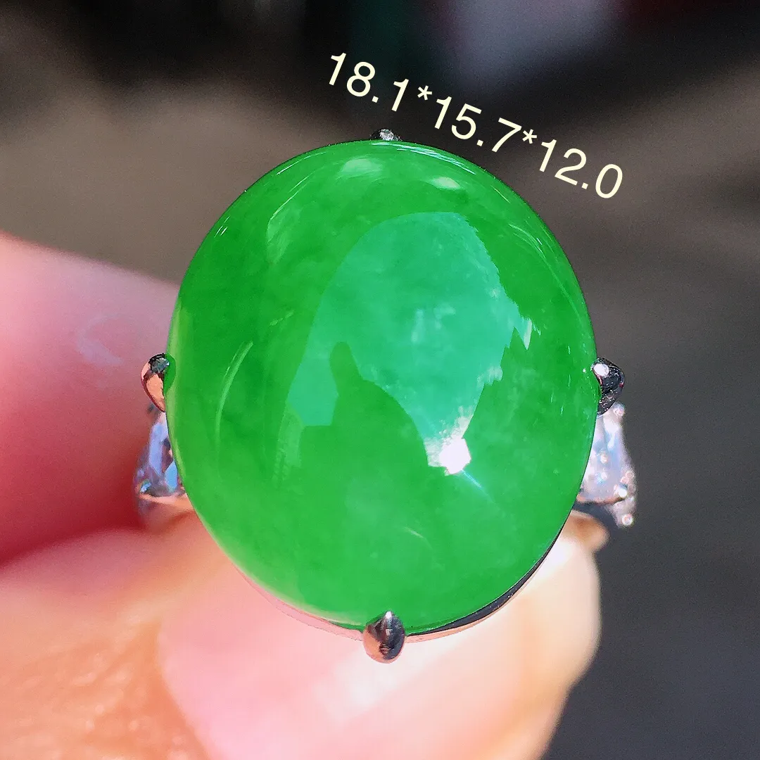 阳绿蛋面戒指，色泽均匀艳丽，玉质细腻，荧光感超
强，饱满圆润，尽显优雅气质，18k
金豪华镶嵌