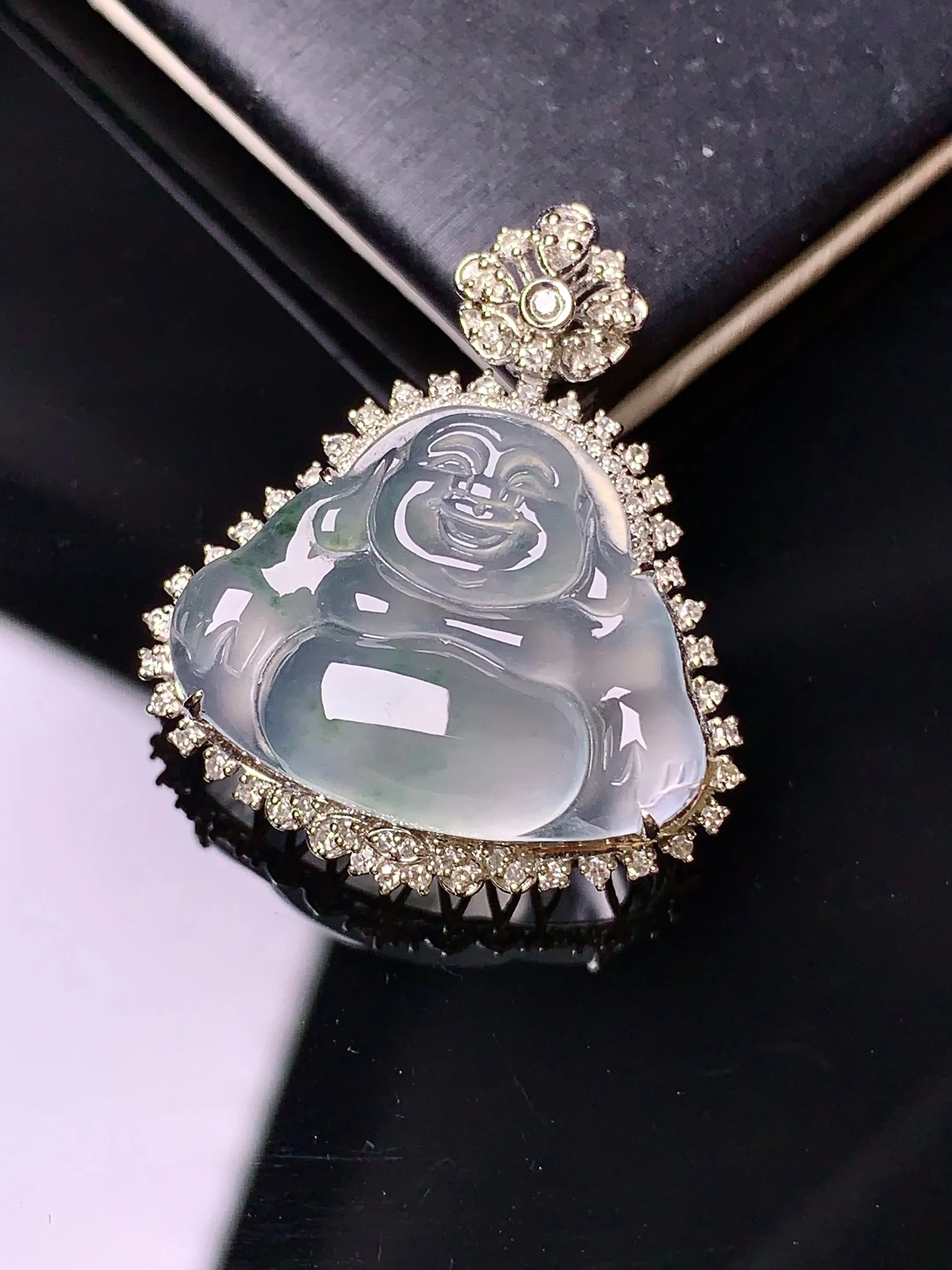 18k金钻镶嵌冰种佛公吊坠 玉质细腻 色泽清新艳丽 整体尺寸27.7*24*9.3