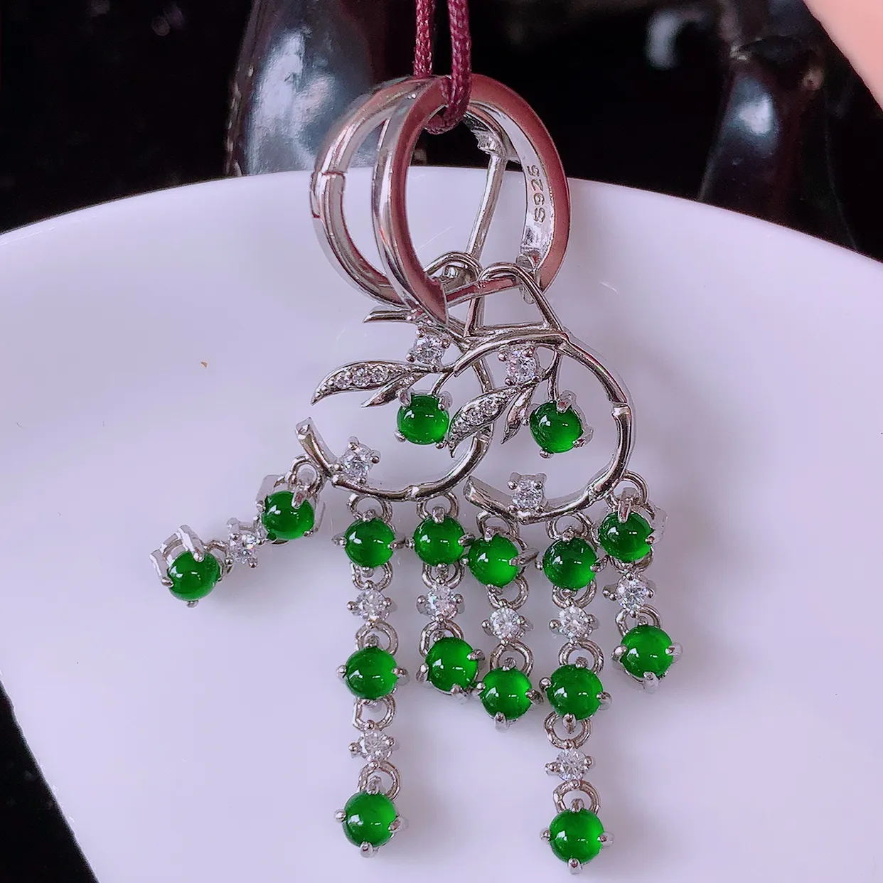 冰透满绿翡翠925银镶嵌耳坠，自然光实拍，翠色灵动，颜色漂亮，种老水足，品相佳，佩戴佳品！#98.1