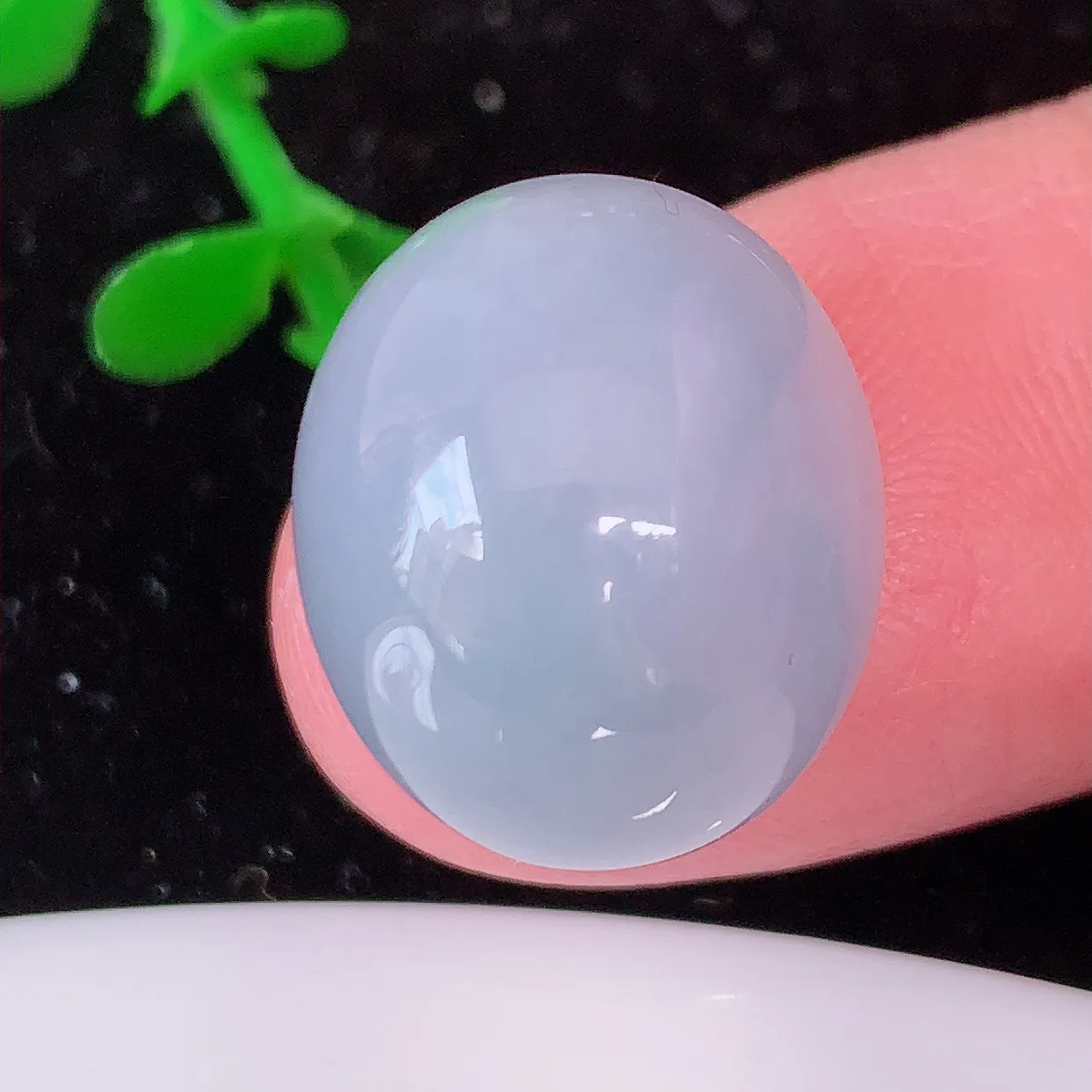 自然光实拍，大颗水润紫罗兰翡翠戒面，蛋面，翠色灵动，玉质细腻，颜色漂亮，品相佳，佩戴佳品！#00.1