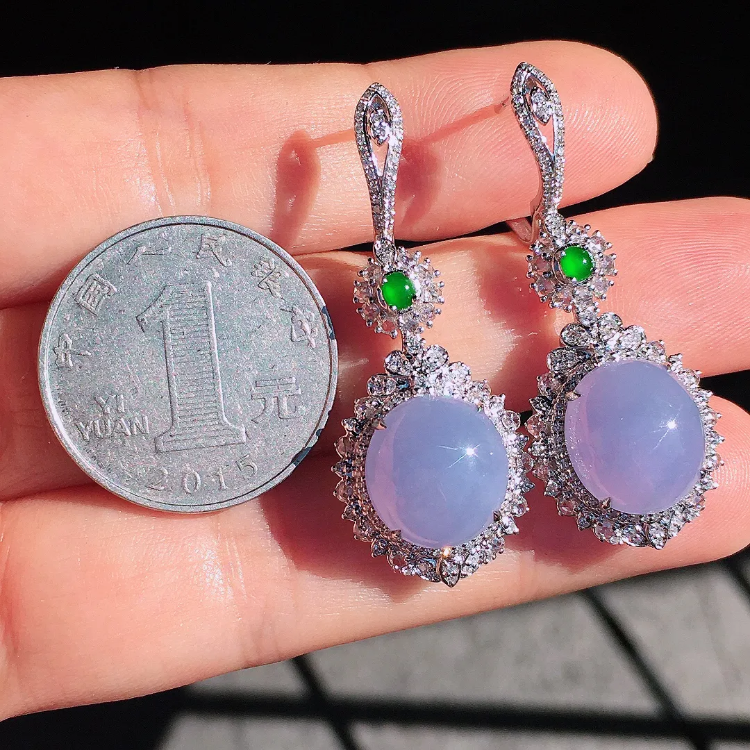 紫罗兰蛋面耳坠，色泽均匀艳丽，玉质细腻，荧光感超
强，饱满圆润，尽显优雅气质，18k
金豪华镶嵌