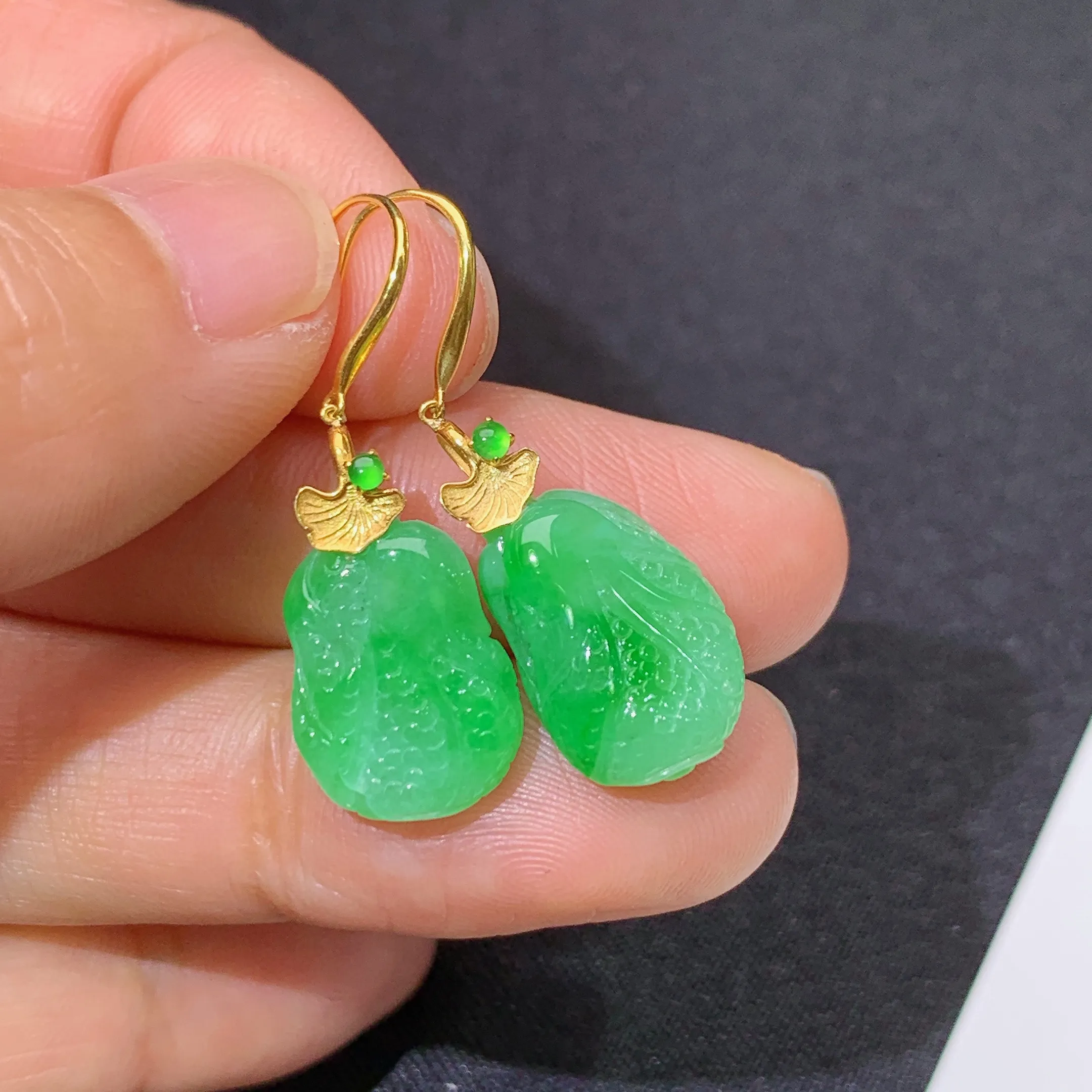 冰飘绿白菜耳坠，18k金镶嵌，简约时尚，冰润色阳，种水足 裸石尺寸13.4*9.9*4