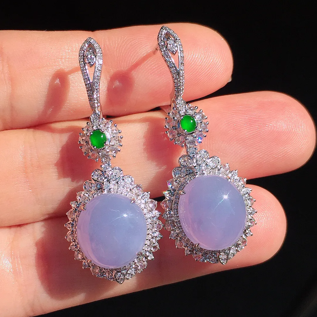 紫罗兰蛋面耳坠，色泽均匀艳丽，玉质细腻，荧光感超
强，饱满圆润，尽显优雅气质，18k
金豪华镶嵌