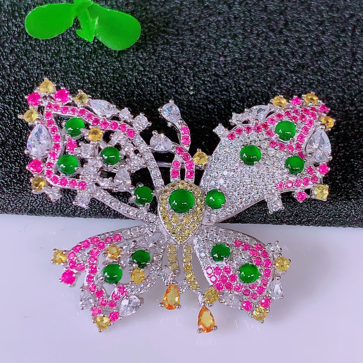 冰透满绿翡翠925银镶嵌蝴蝶胸针，自然光实拍，翠色灵动，颜色漂亮，种老水足，品相佳，佩戴佳品！#98.12整体39*28.5*6.5裸石2*2