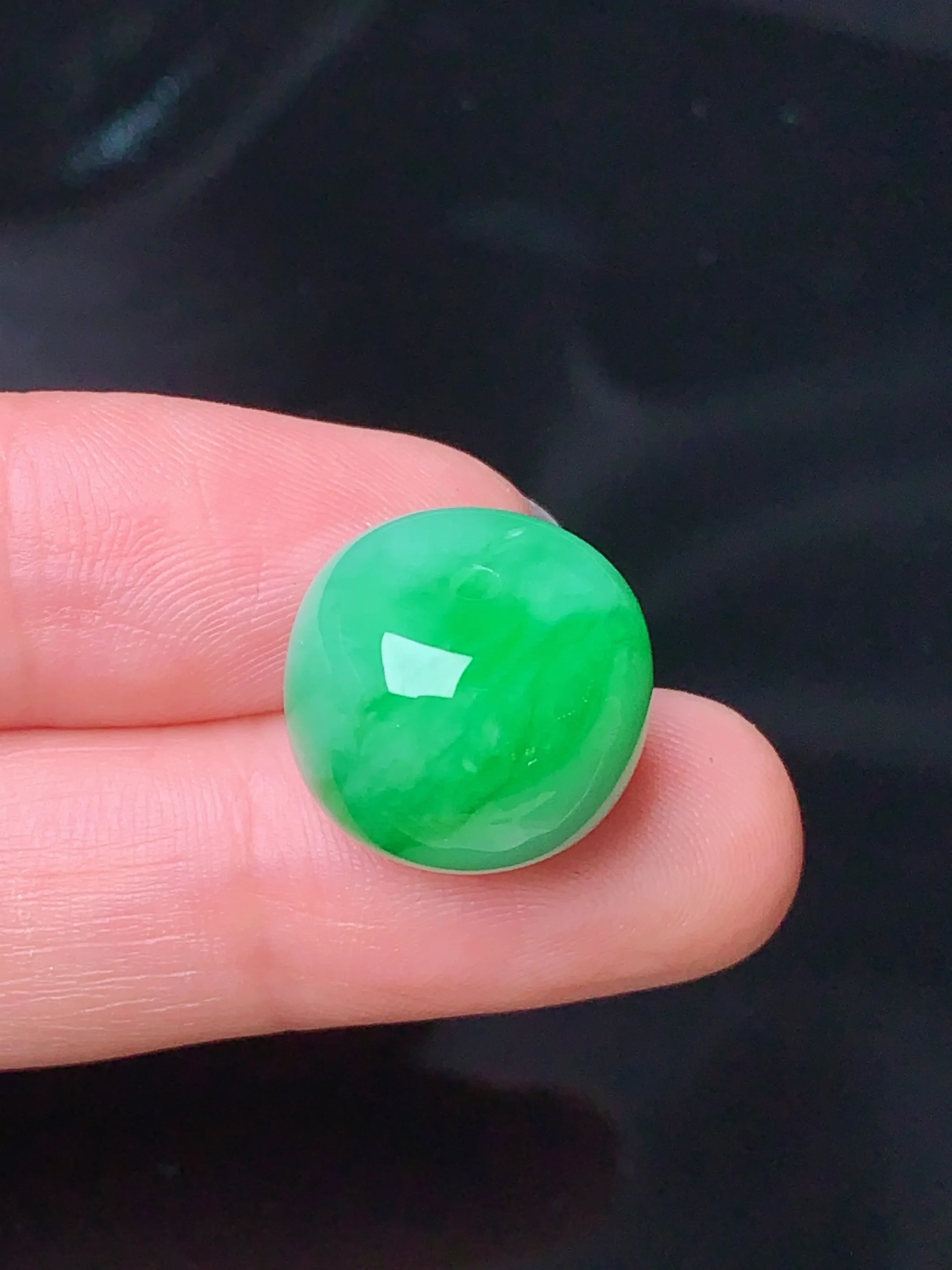 翠绿路路通吊坠 玉质细腻 色泽清新艳丽 整体尺寸15.2*15.2*11.8