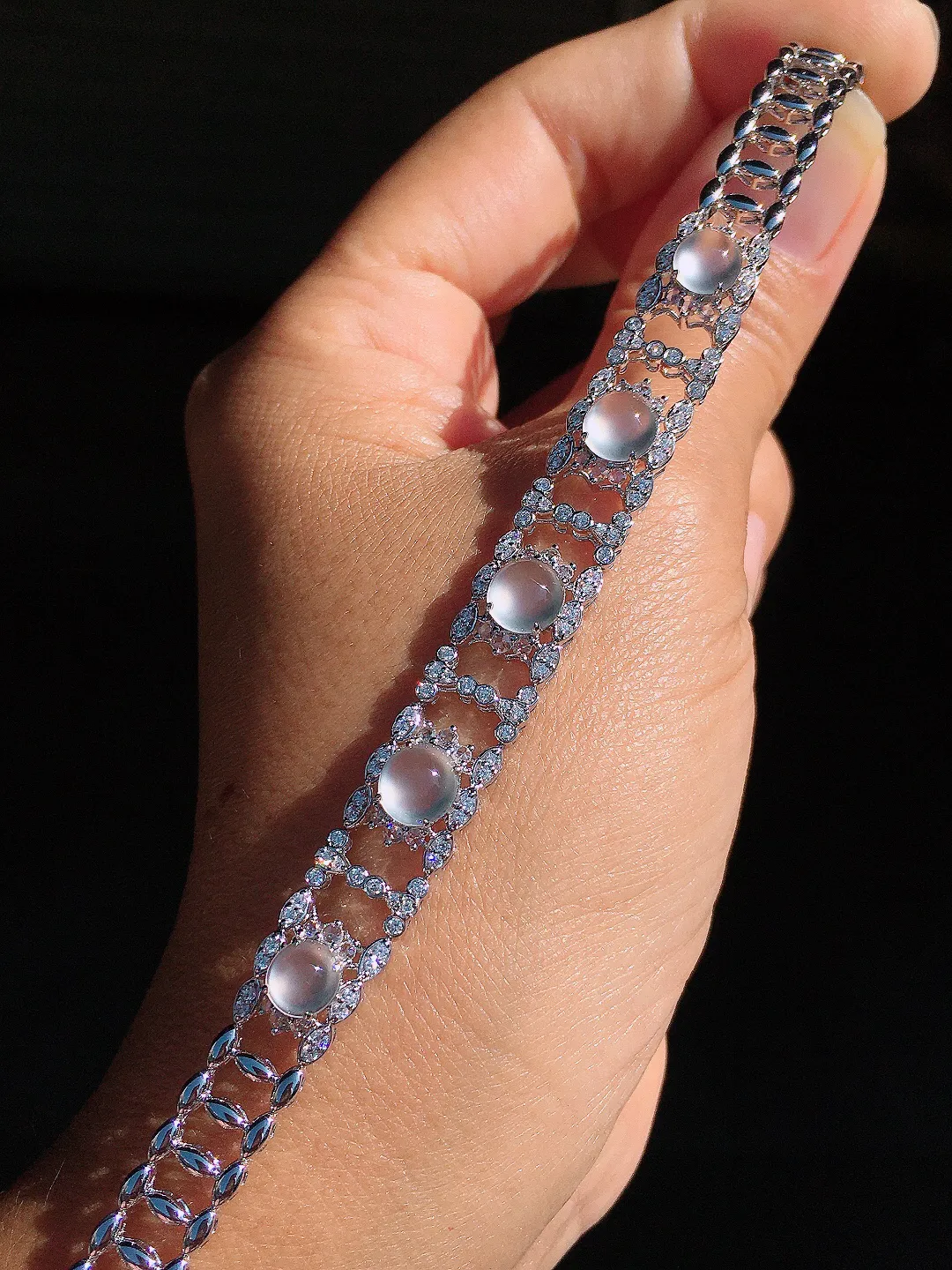 玻璃种蛋面手链，玉质细腻，荧光感超
强，饱满圆润，尽显优雅气质，18k
金豪华镶嵌