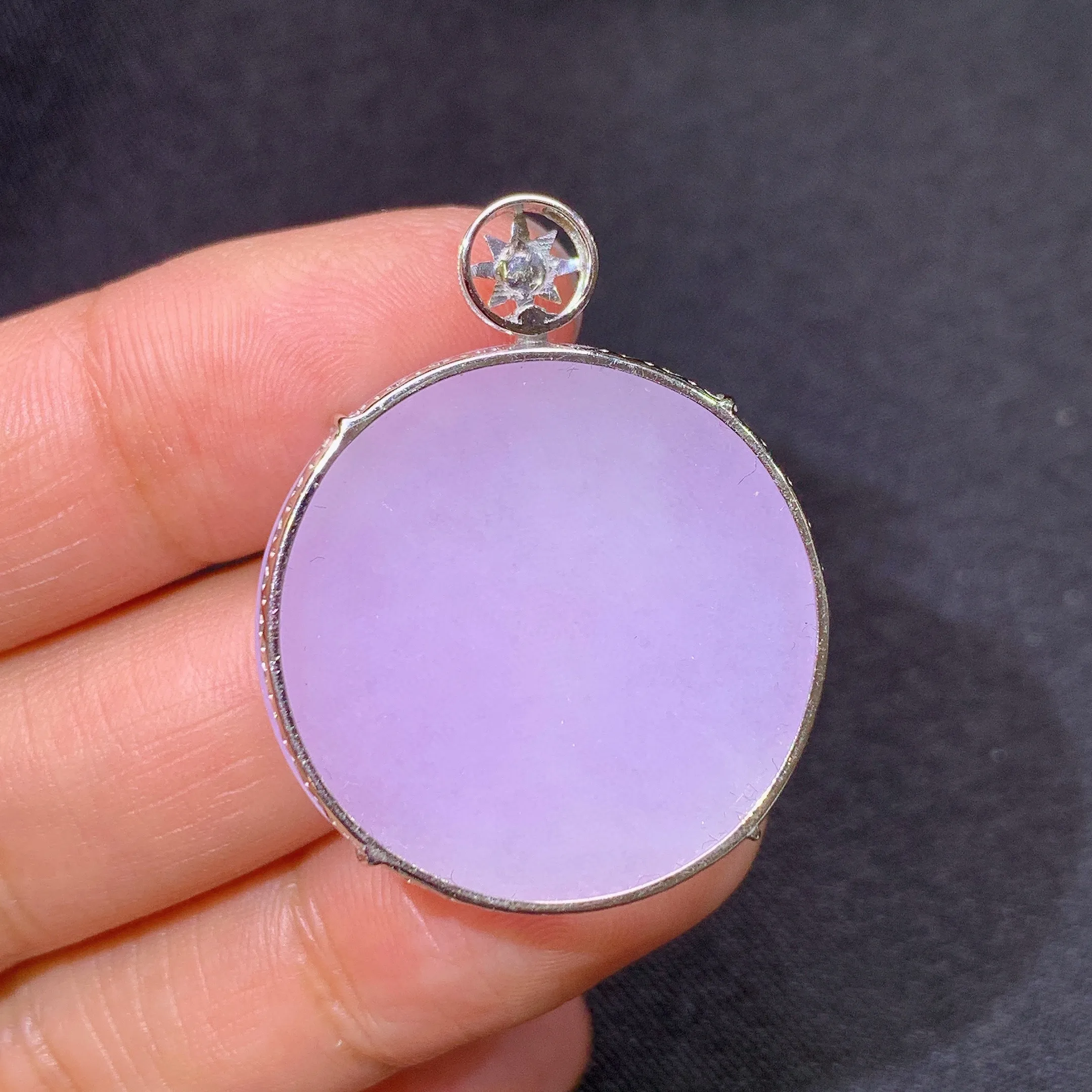 冰紫罗兰圆牌吊坠，18k金镶嵌，温润细腻，颜色鲜艳，整体尺寸33.1*26.5*5.8