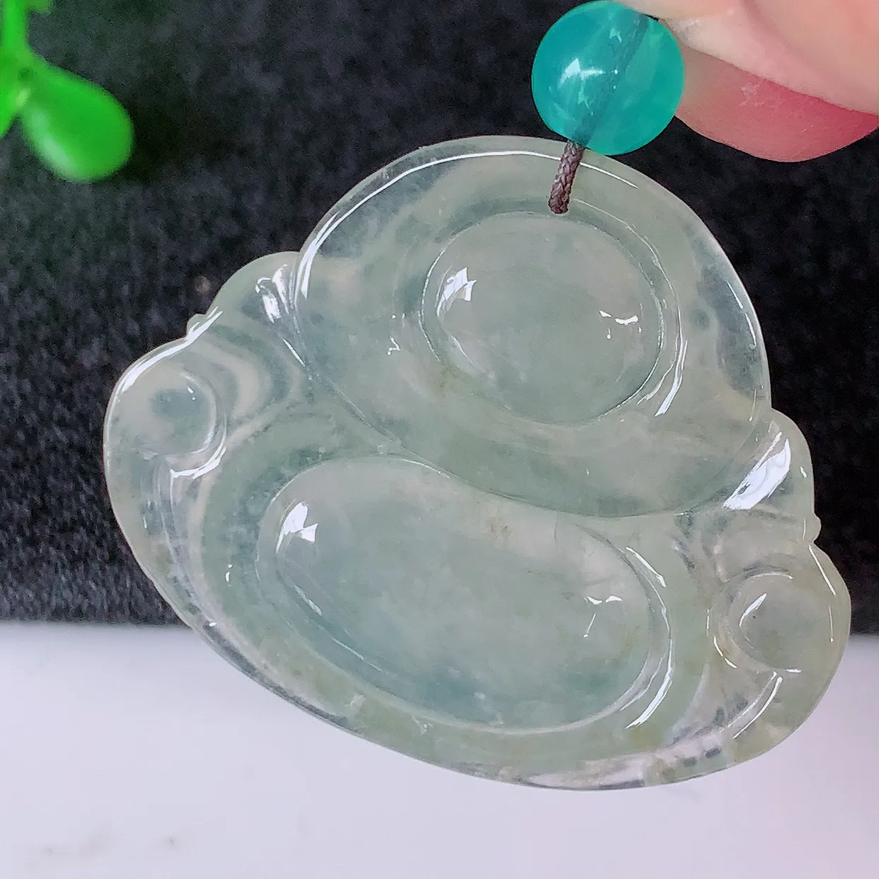 自然光实拍，冰种翡翠佛公吊坠，饱满， 佛公亦保平安，寓意有福（佛公）相伴，品相佳，配戴优雅迷人！#41.12