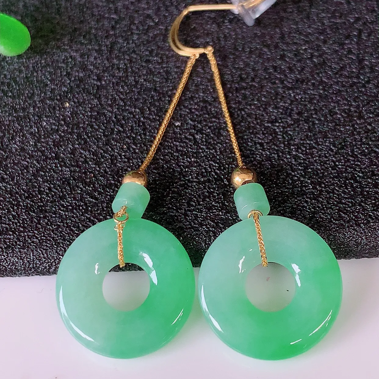 18k金镶嵌冰种飘绿翡翠平安扣耳坠，沁人心脾，耳坠佩戴效果大气出众，尽显气质。种水好，胶感足，颜相当漂亮，高性价比，值得入手品鉴！#41.12整体45.5裸石15*2.5