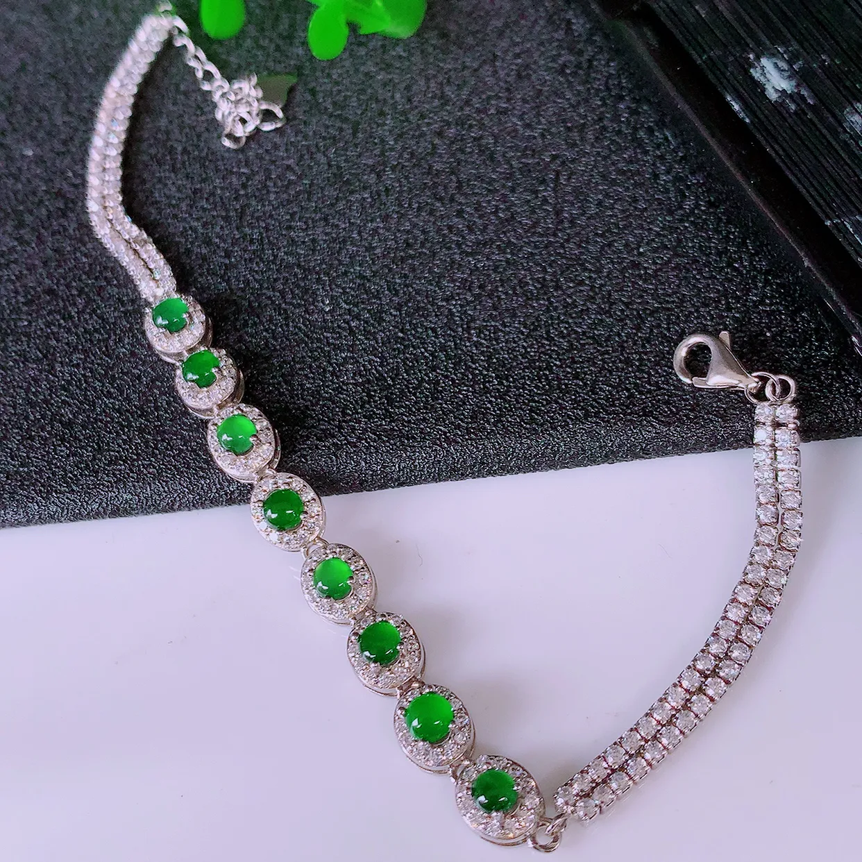 冰透满绿翡翠925银镶嵌手链，自然光实拍，翠色灵动，颜色漂亮，种老水足，品相佳，佩戴佳品！#98.12取一整体6.8*5.8*4.8裸3.2*3.2