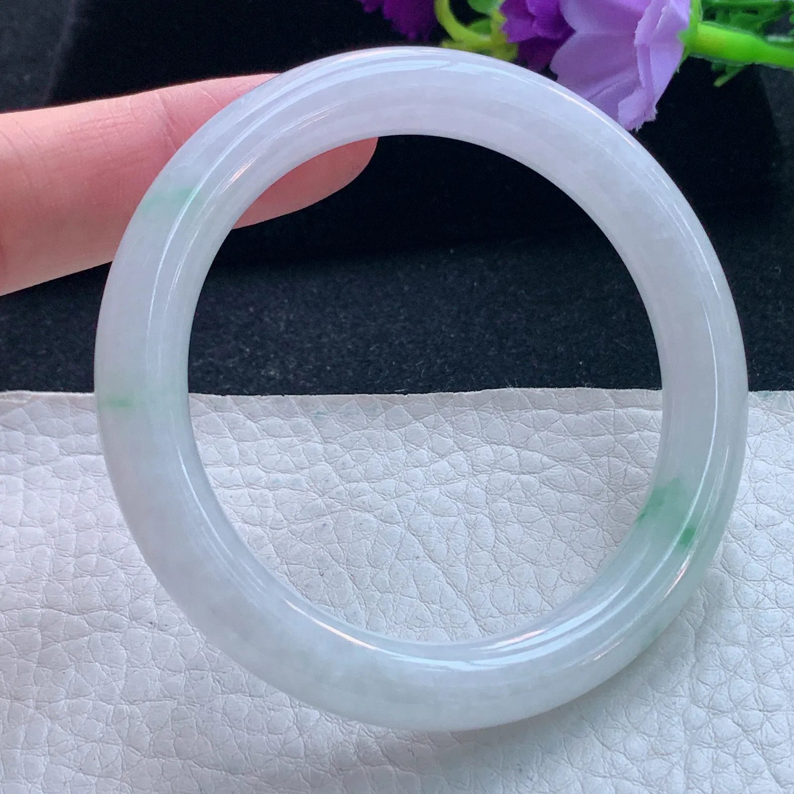 n自然光53.8*9.3*8.8美人镯 缅甸翡翠玉手镯飘绿花圆条玉手环