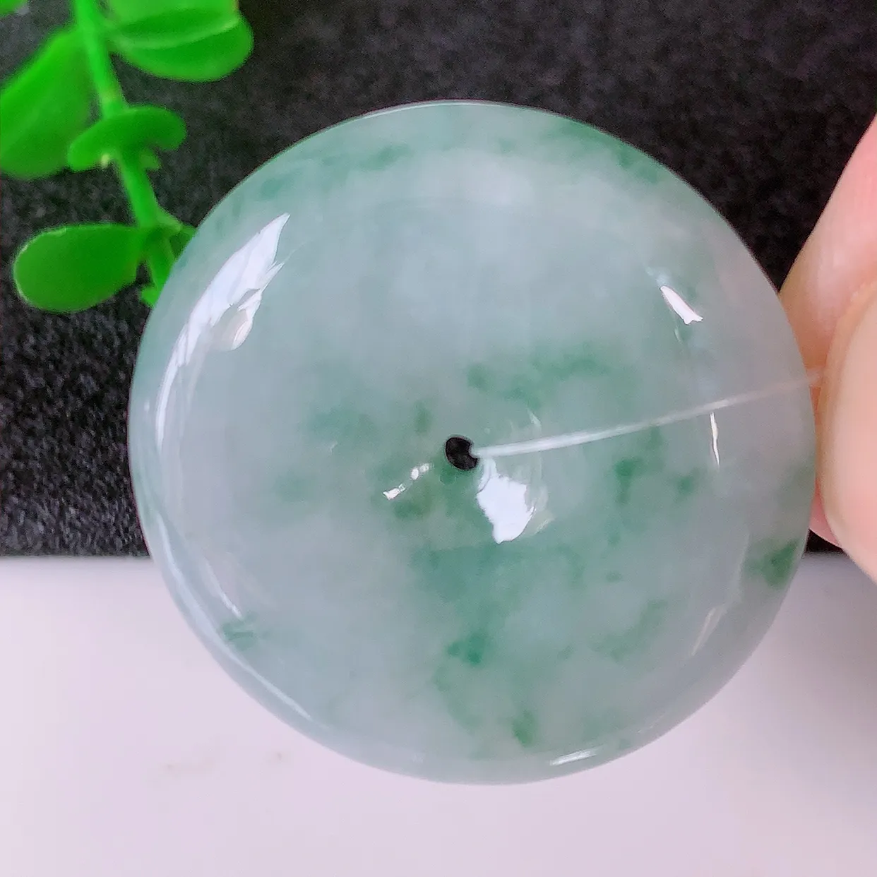 自然光实拍，冰胶飘花翡翠平安扣吊坠，翠色灵动，种老水足，寓意好，品相佳，佩戴佳品！#49.12