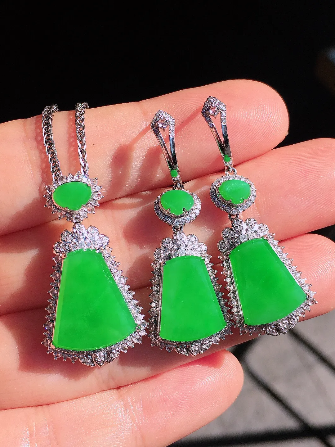 阳绿无事牌套装（吊坠+耳坠），色泽均匀艳丽，玉质细腻，荧光感超
强，饱满圆润，尽显优雅气质，18k
