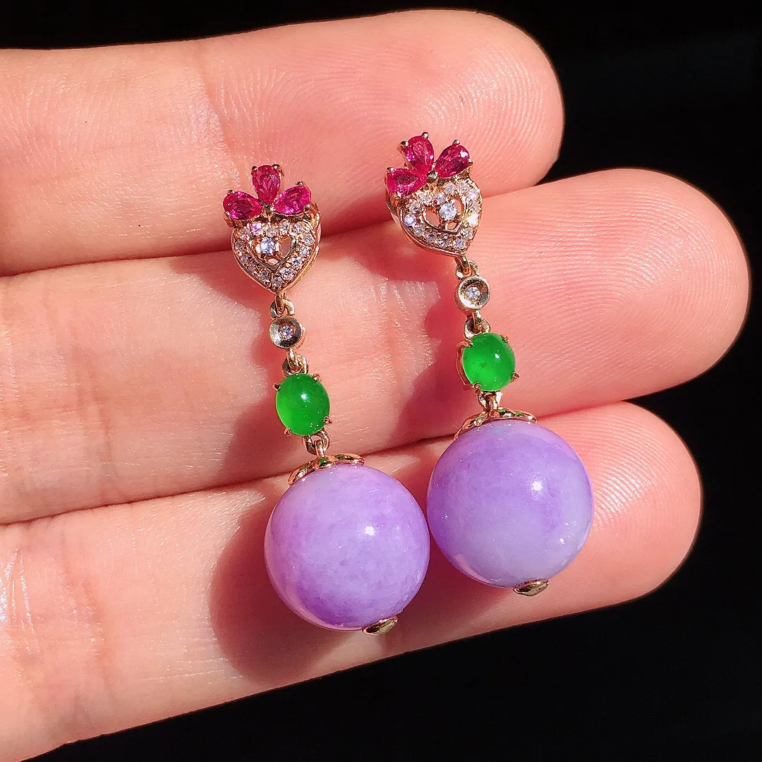 紫罗兰珠子耳坠，色泽均匀艳丽，玉质细腻，饱满圆润，尽显优雅气质，18k
金豪华镶嵌