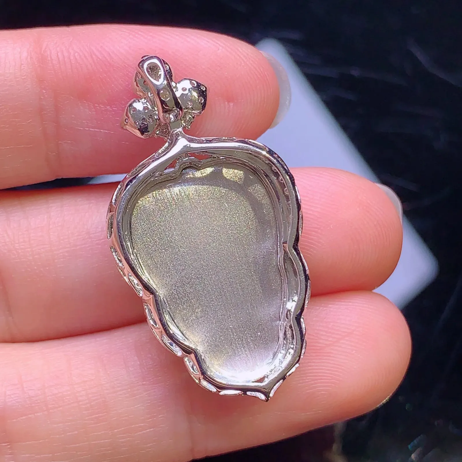 18k金钻镶嵌翠绿树叶吊坠玉质细腻 色泽清新艳丽 整体尺寸33.5*17.8*7.2