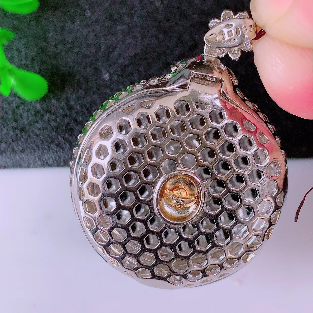 冰透满绿翡翠925银镶嵌圆无事牌吊坠，自然光实拍，翠色灵动，颜色漂亮，种老水足，品相佳，佩戴佳品！#98.12整体41*30.5*11裸石24.5*24.5